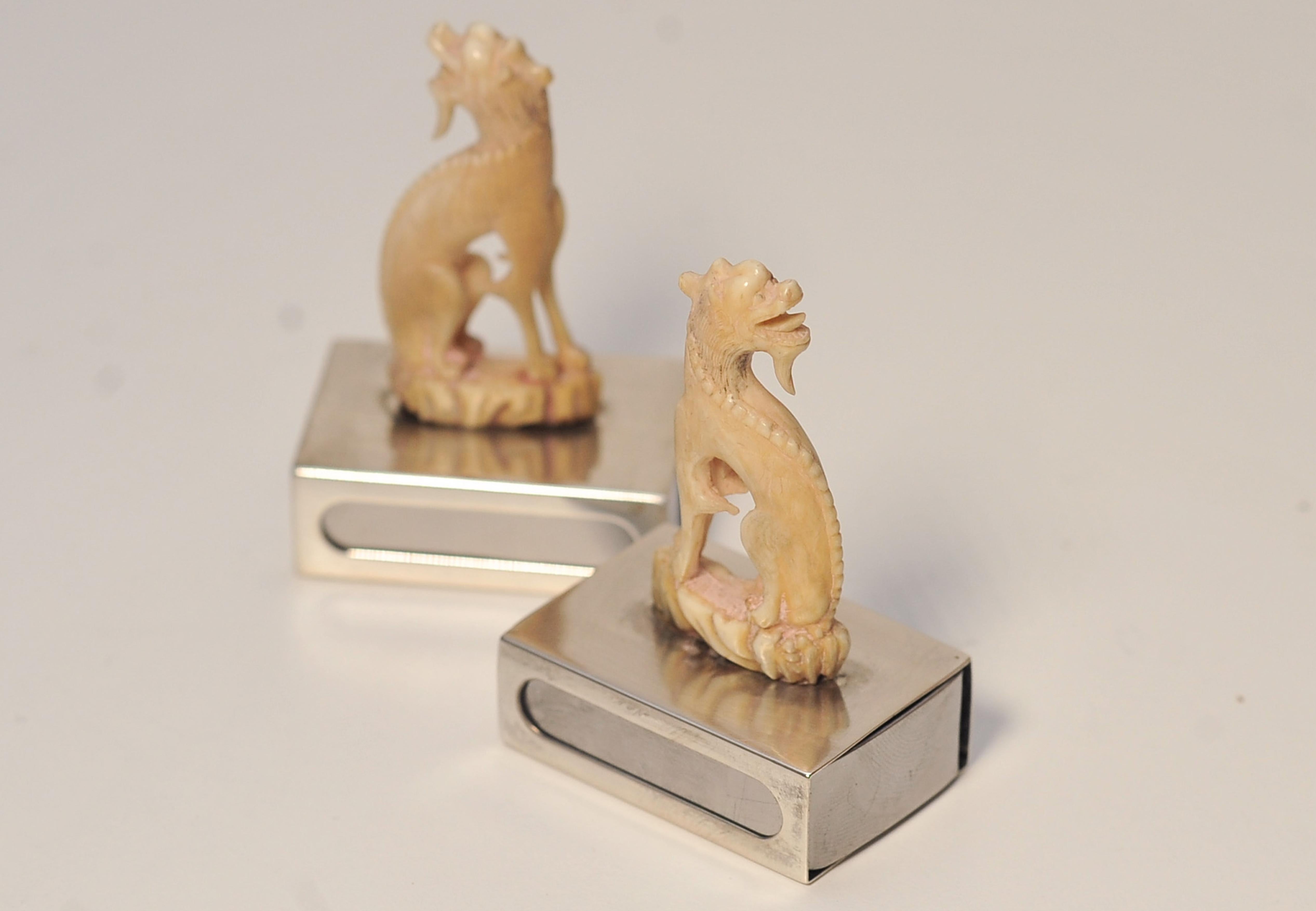 Paire de porte-bougies assortis ivoire représentant des chiens chinois de Foo et des socles en argent en vente 7