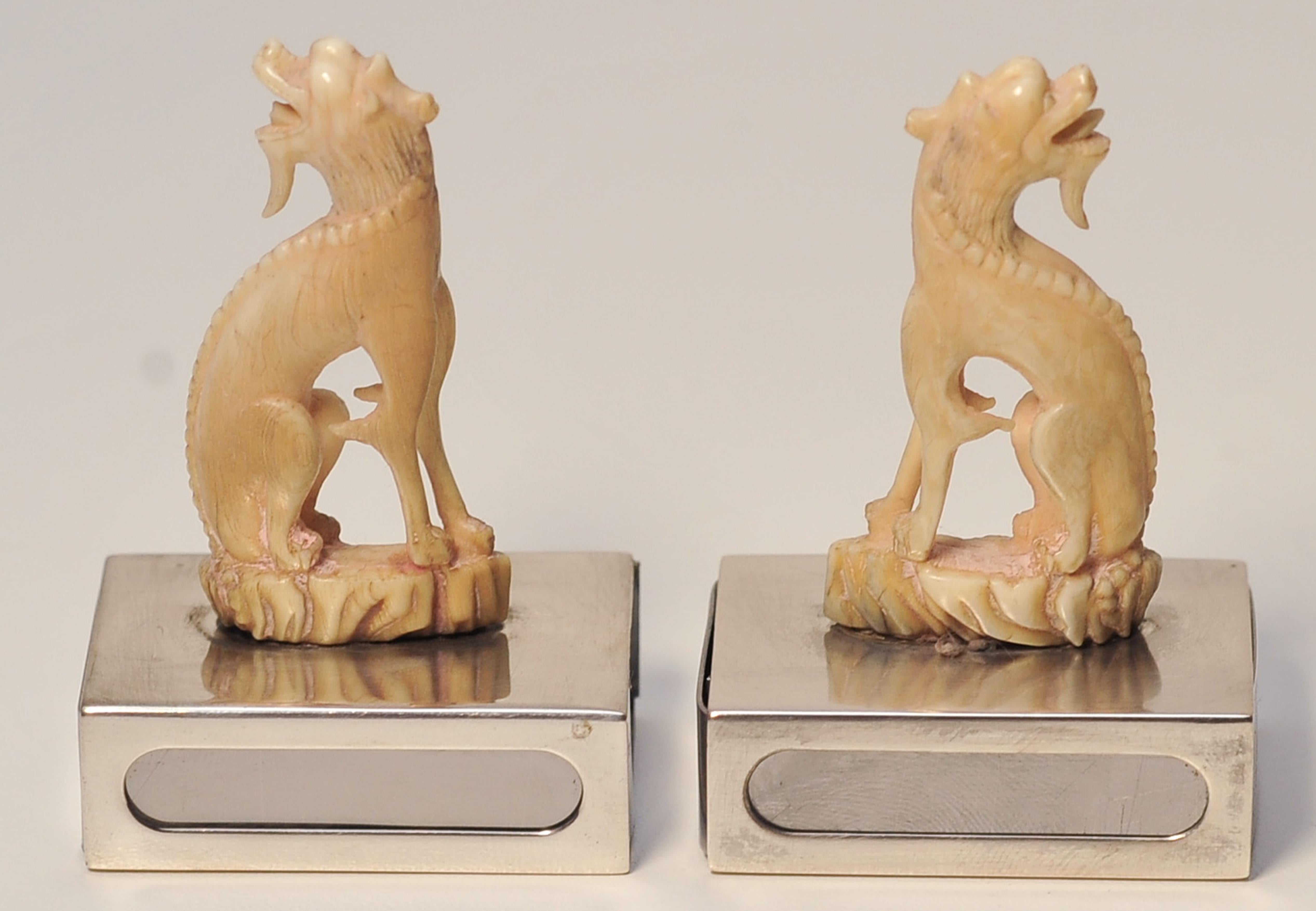 Paire de porte-bougies assortis ivoire représentant des chiens chinois de Foo et des socles en argent en vente 8