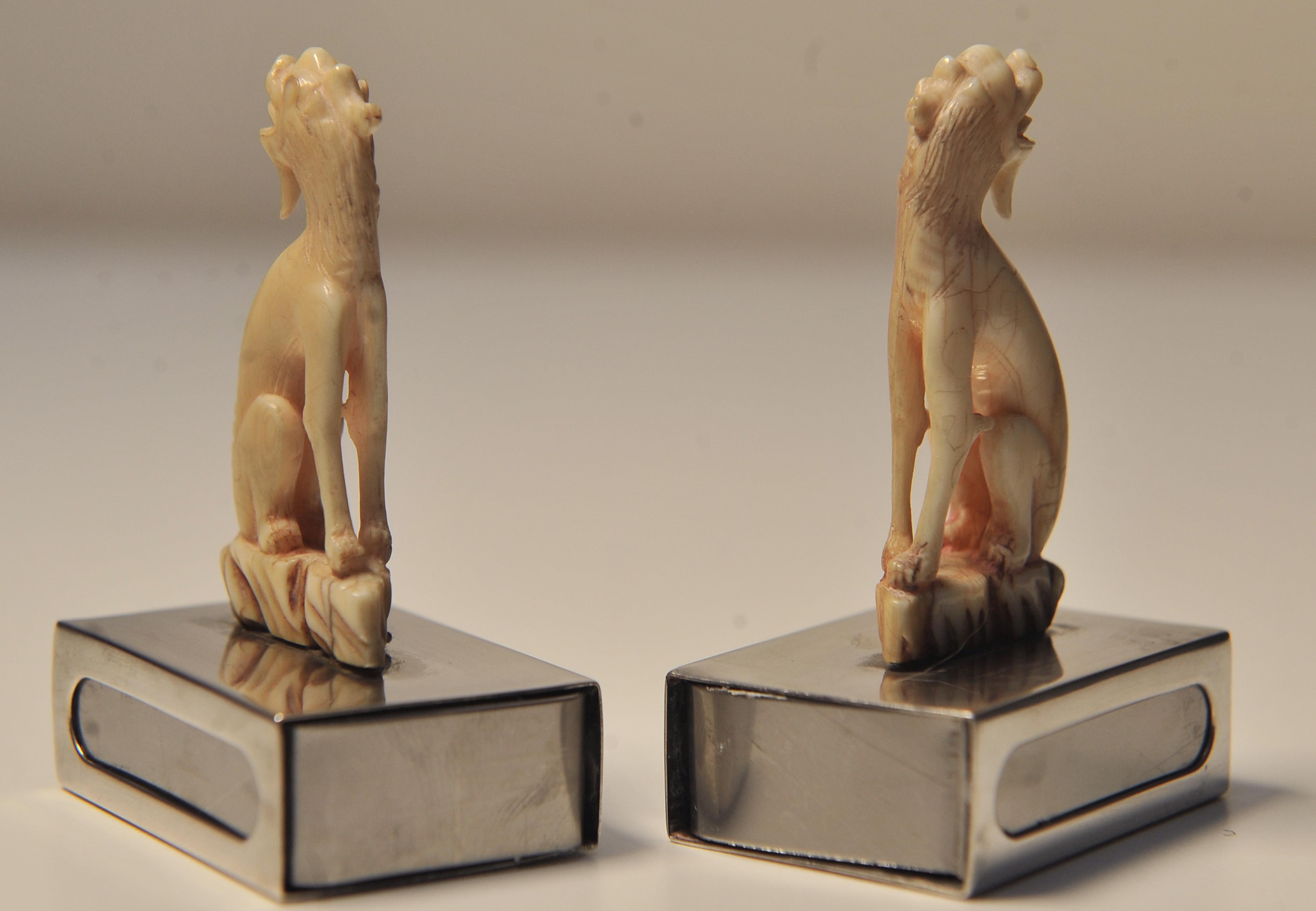 20ième siècle Paire de porte-bougies assortis ivoire représentant des chiens chinois de Foo et des socles en argent en vente