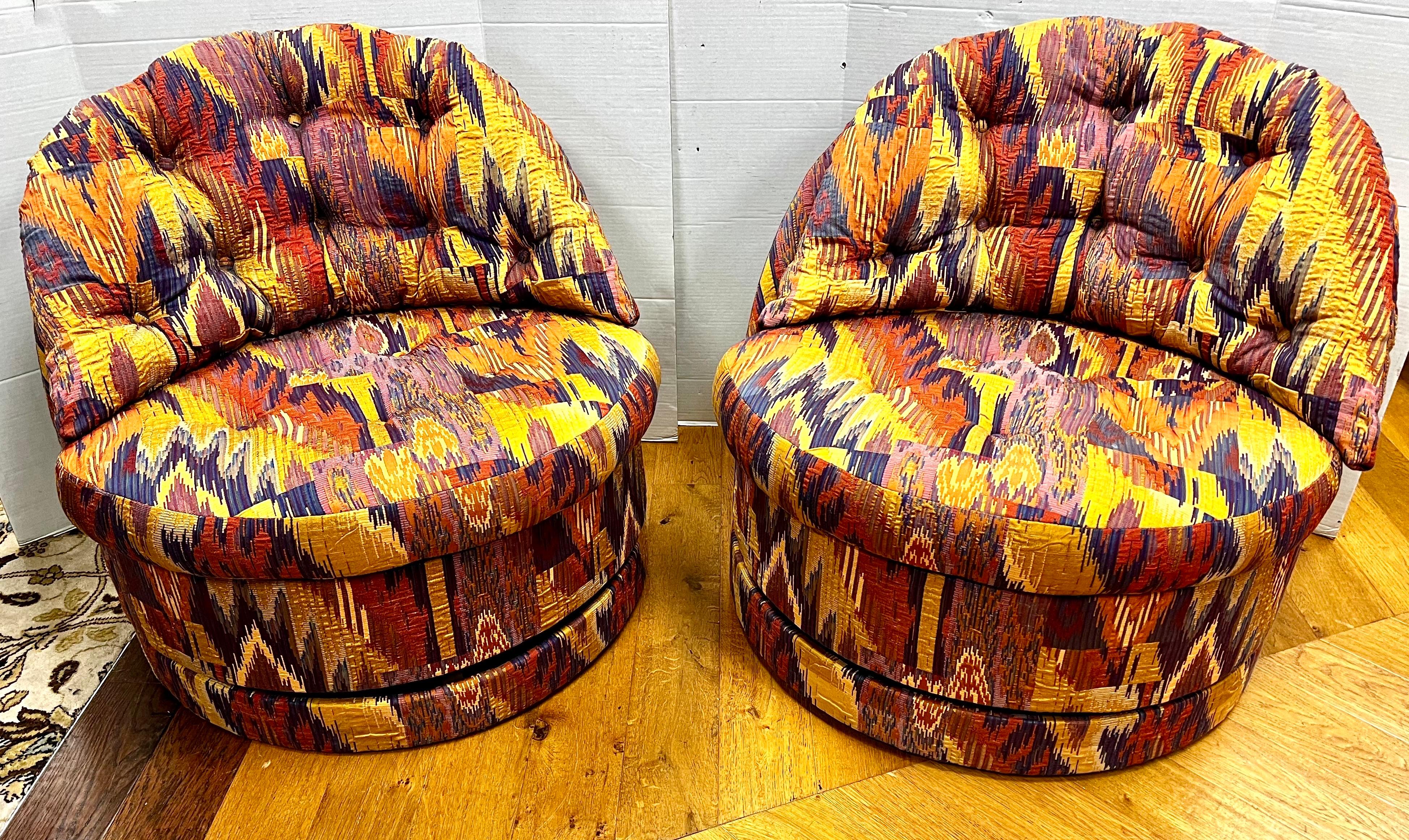 Rare paire de fauteuils pivotants à dossier en tonneau du milieu du siècle dernier avec une tapisserie de Jack Lenor Larsen datant des années 1970.  Le tissu chevron est d'un niveau supérieur et est toujours dans un état spectaculaire !  Nous sommes