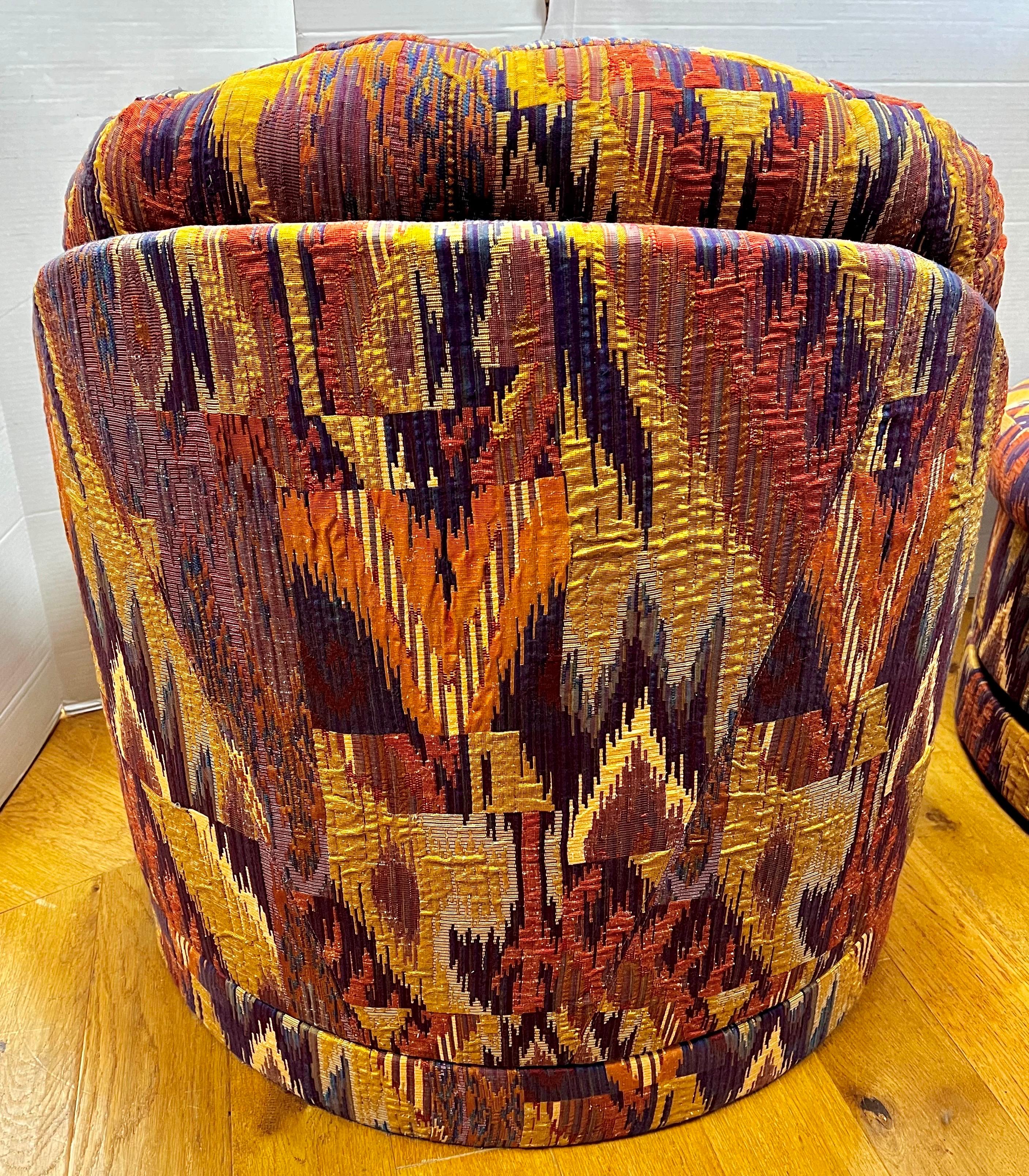 Métal Paire de chaises pivotantes assorties, modernes du milieu du siècle dernier, à dossier baril et tissu Lenor Larsen en vente