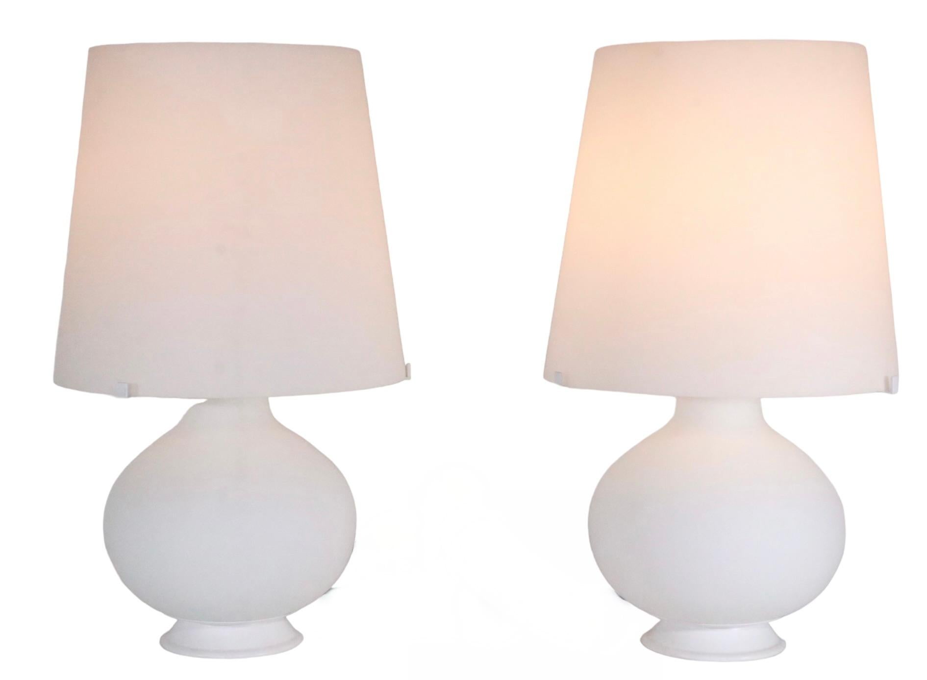 Pair Max Ingrand for Fontana Arte Model 1853 Frosted White Glass Table Lamps In Good Condition In New York, NY