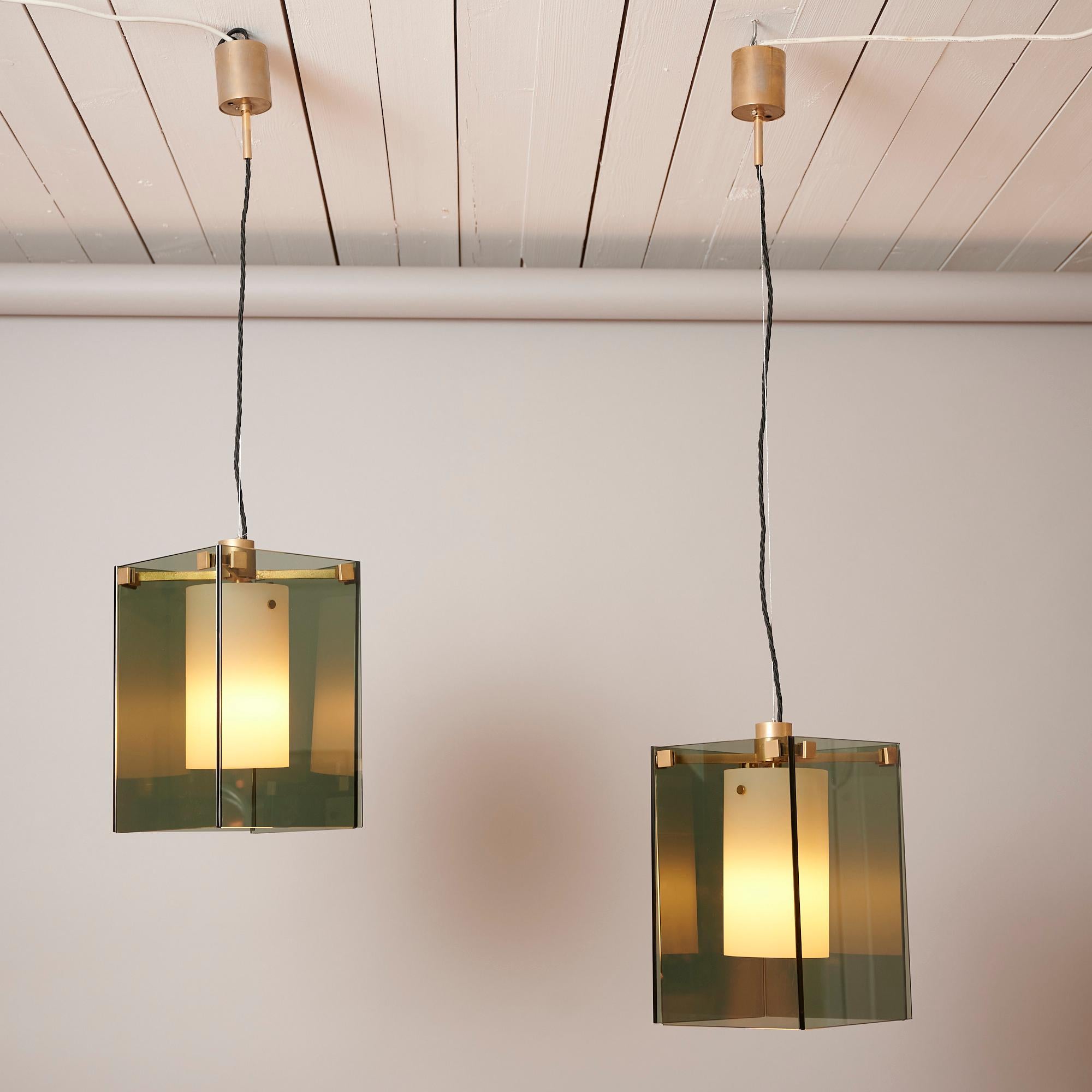 Max Ingrand  pour les lampes suspendues Fontana Arte modèle 221

Le verre gris foncé entoure un cylindre de verre blanc pour une lumière diffuse.

La hauteur de chute est actuellement de 100 cm mais peut être facilement ajustée.

Le verre est en