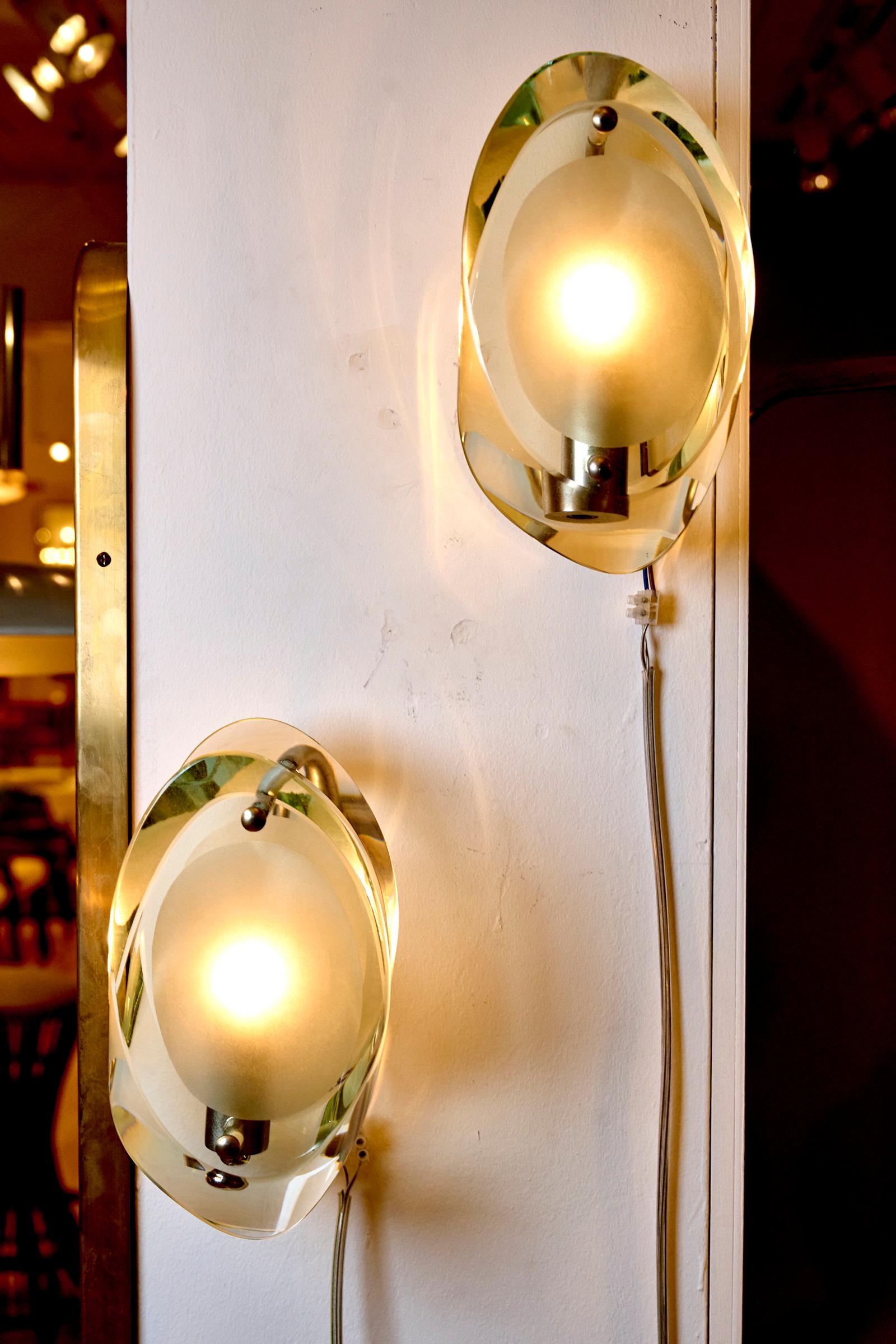 Max Ingrand for Fontana Arte wall lights. 'Micro'. Model 2093

Authentic Max Ingrand wall lights. 

Nickelled brass, chiselled partially sanded glass

Re wired for Europe and USA