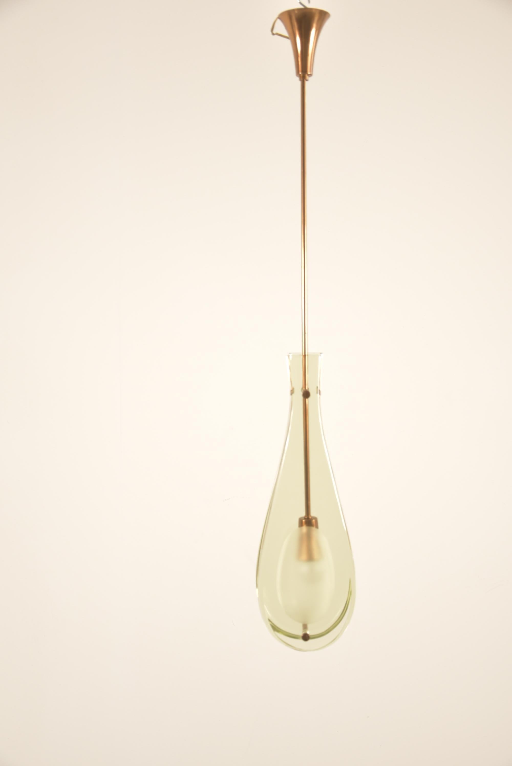 Classic Max Ingrand drop-shaped pendant model 2259 for Fontana Arte, 1960s. Thick partially frosted glass on Minimalist patinated brass hardware.