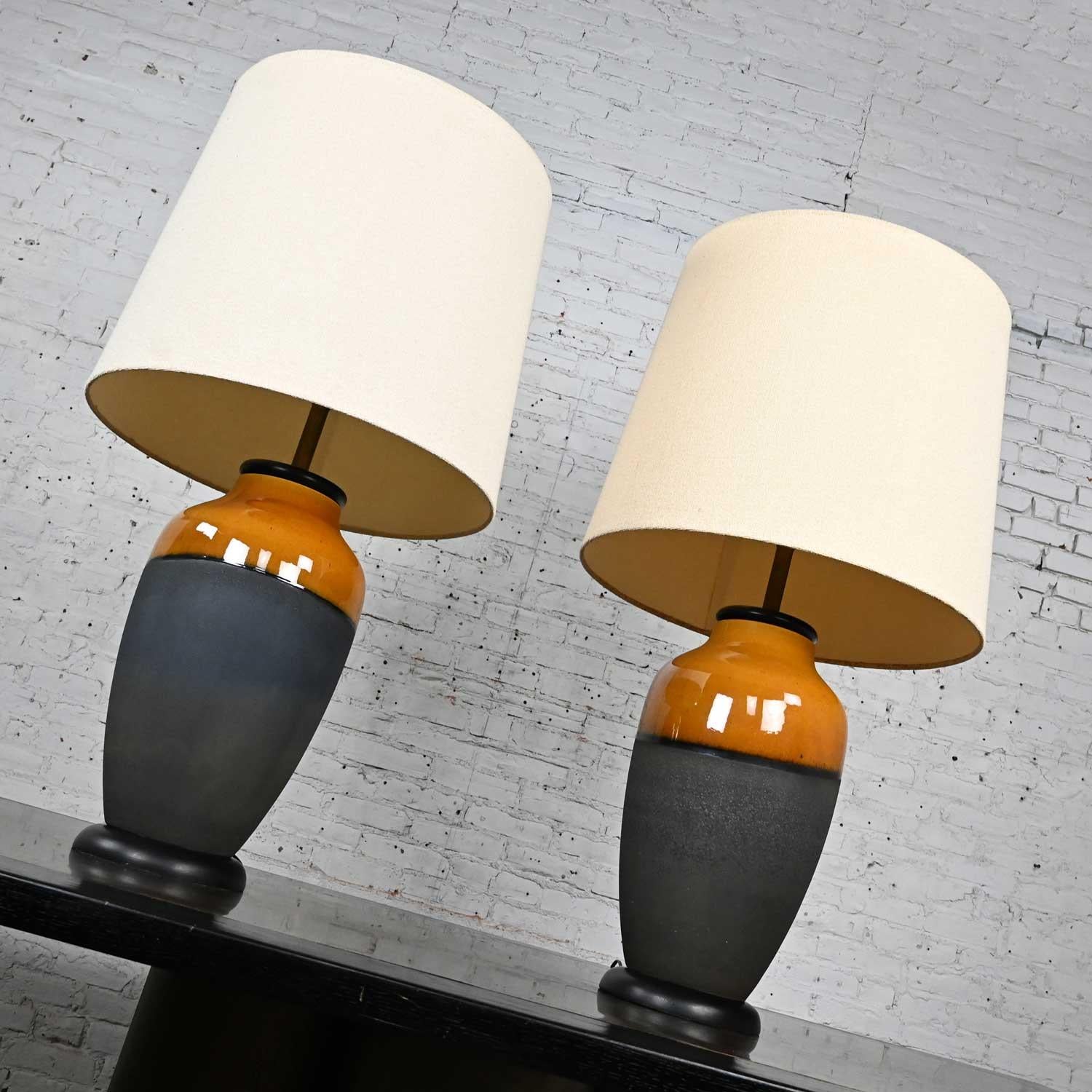 20ième siècle Paire de grandes lampes de bureau MCM noires et dorées par Carstens Tonnieshof, Allemagne en vente