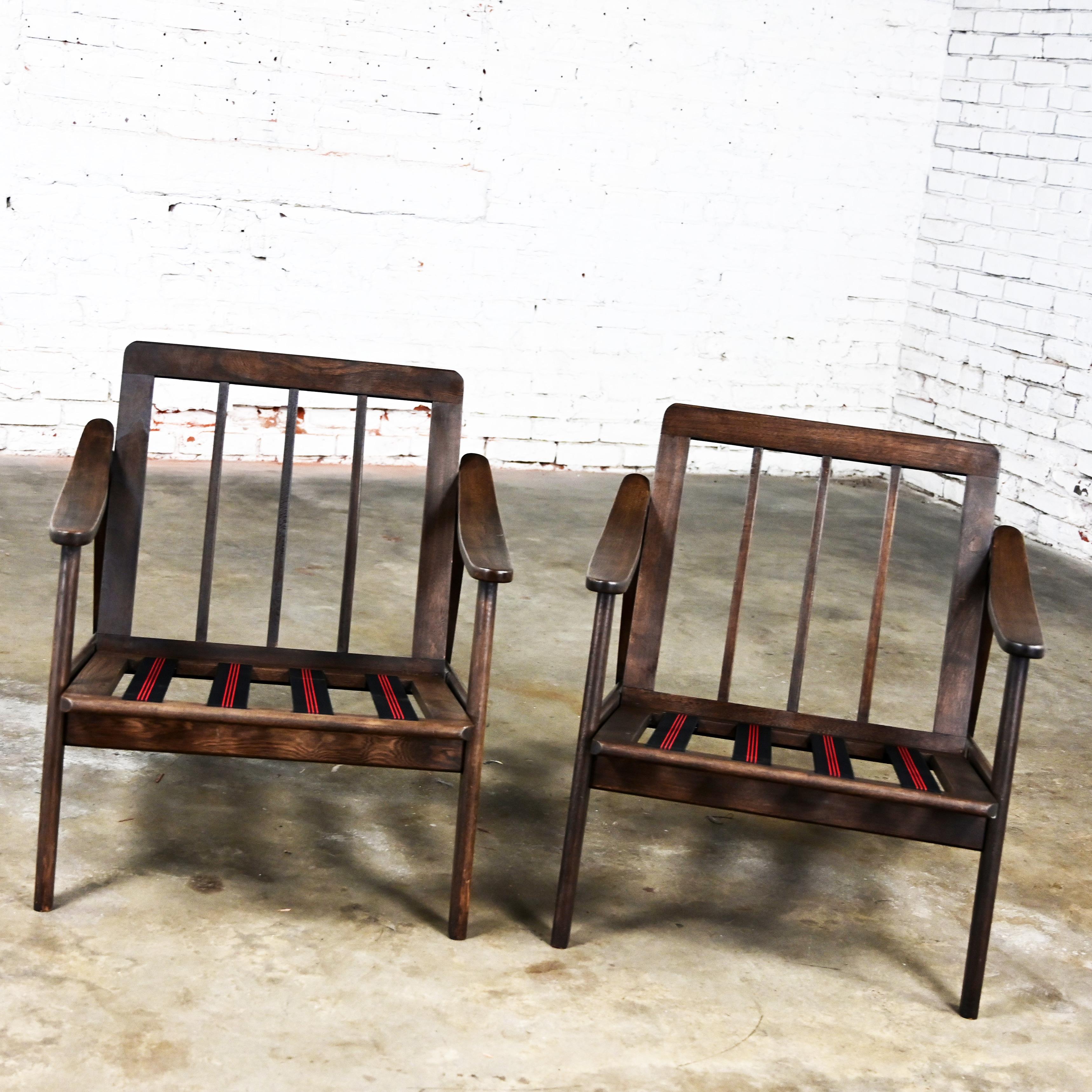 Splendide poltrone in stile danese o scandinavo moderno della metà del XX secolo, in legno tinto noce, una coppia.  In ottime condizioni, tenendo presente che si tratta di oggetti vintage e non nuovi, quindi presentano segni di utilizzo e usura