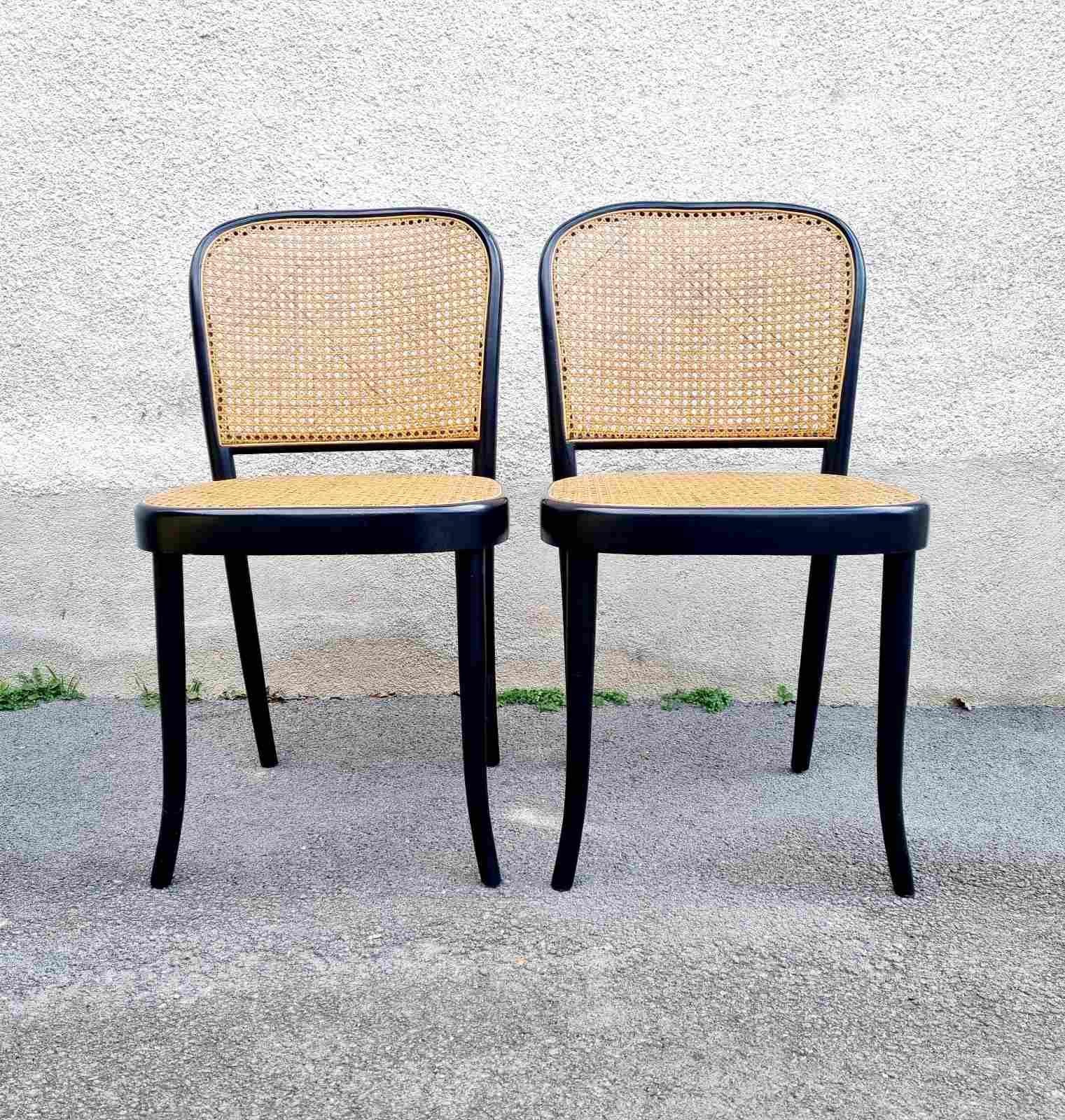 Ces chaises ont été conçues par Josef Hoffmann, modèle no. 811 et produites par Drevounia dans les années 60.
Les chaises sont en parfait état.
Ils sont constitués de cadres en bois noir et de filets en osier.
