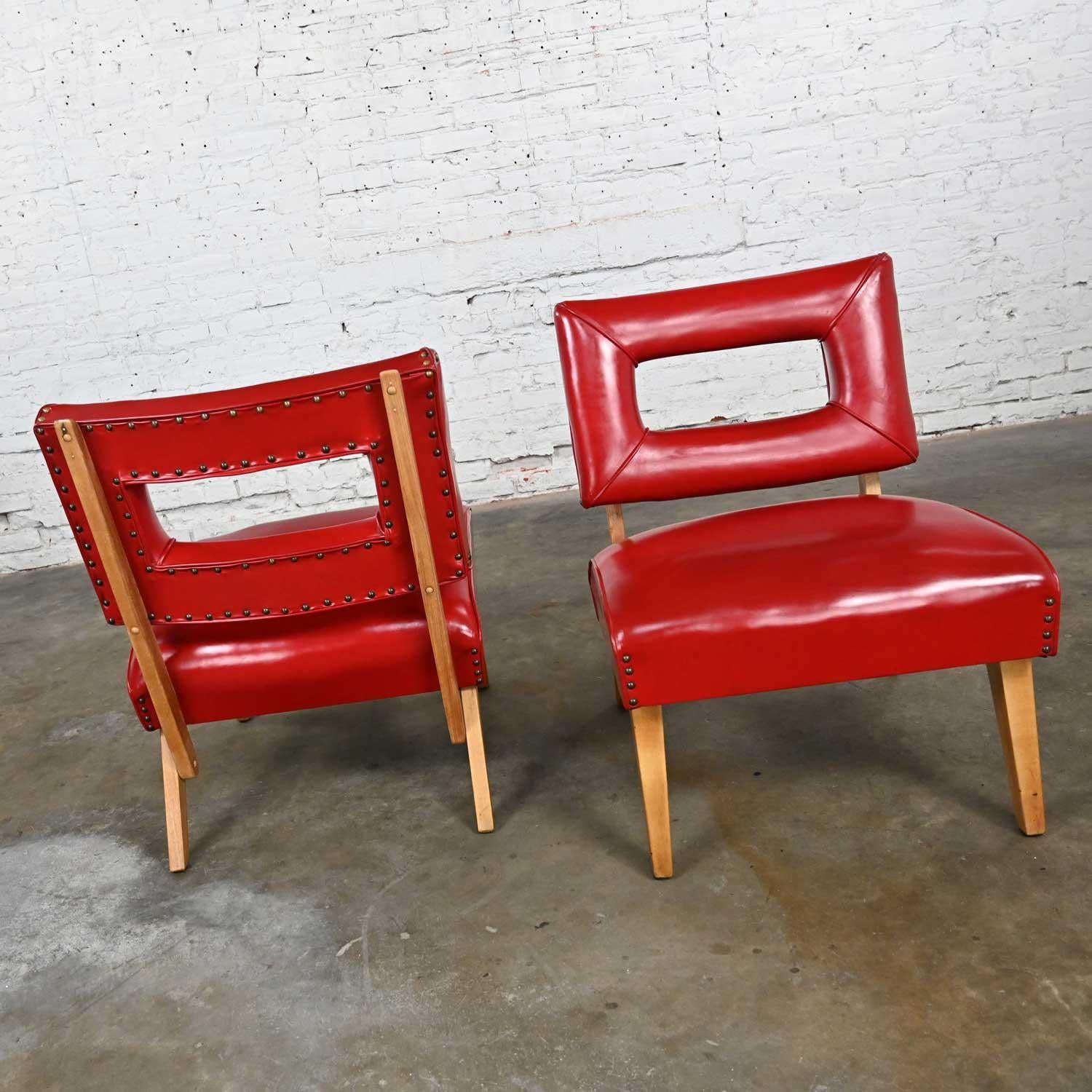 Pareja de sillas MCM con respaldo en forma de ojo de cerradura en piel sintética roja Attr Viking Artline 3