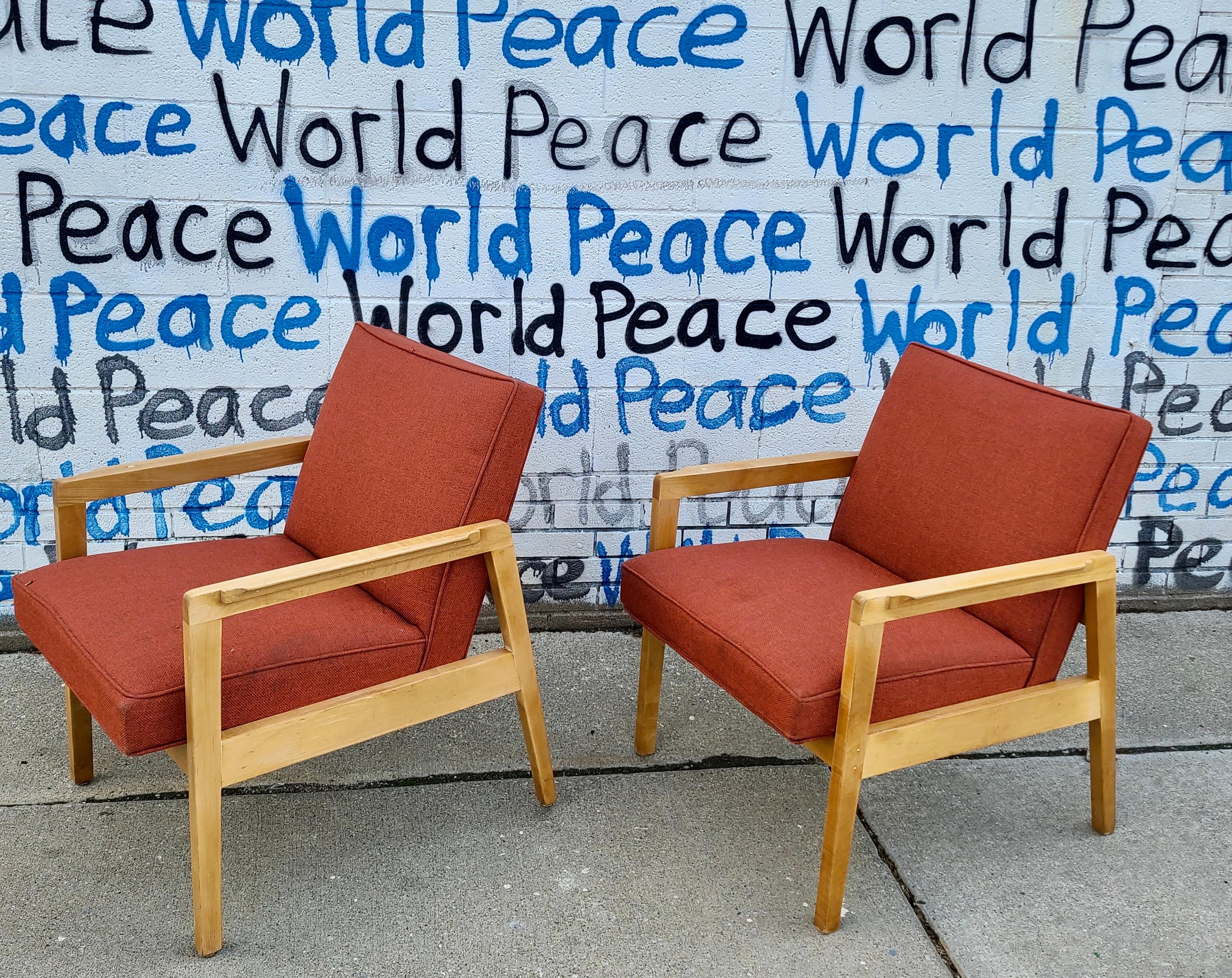 No dudes en ponerte en contacto con nosotros para un envío eficaz a tu zona postal.

Pareja de sillones abiertos modernos de Leghigh.
Armazones de arce.