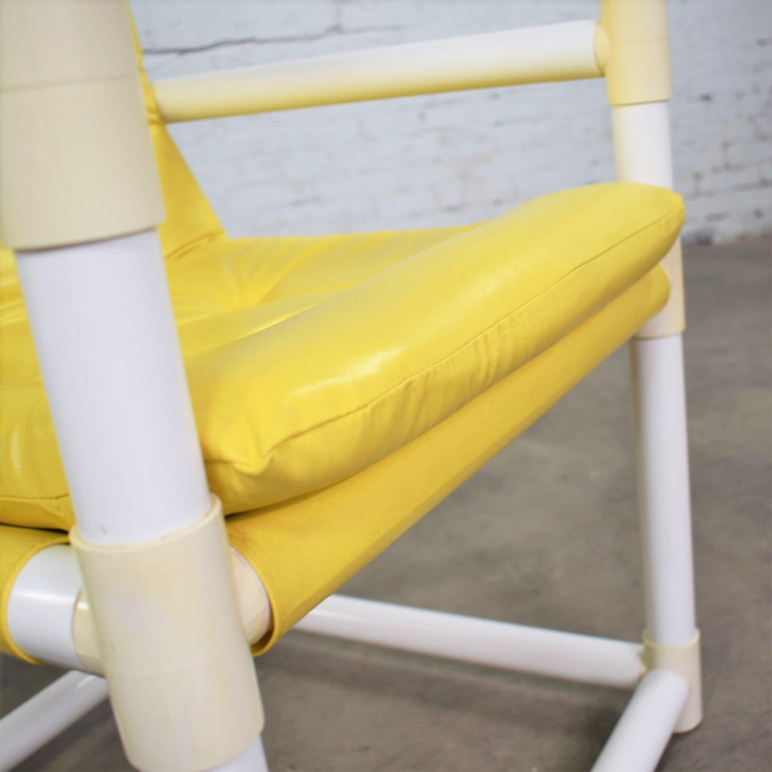 MCM Outdoor PVC Beistellstühle mit gelber Vinylpolsterung, Decorion Fun Furnish, Paar im Angebot 3