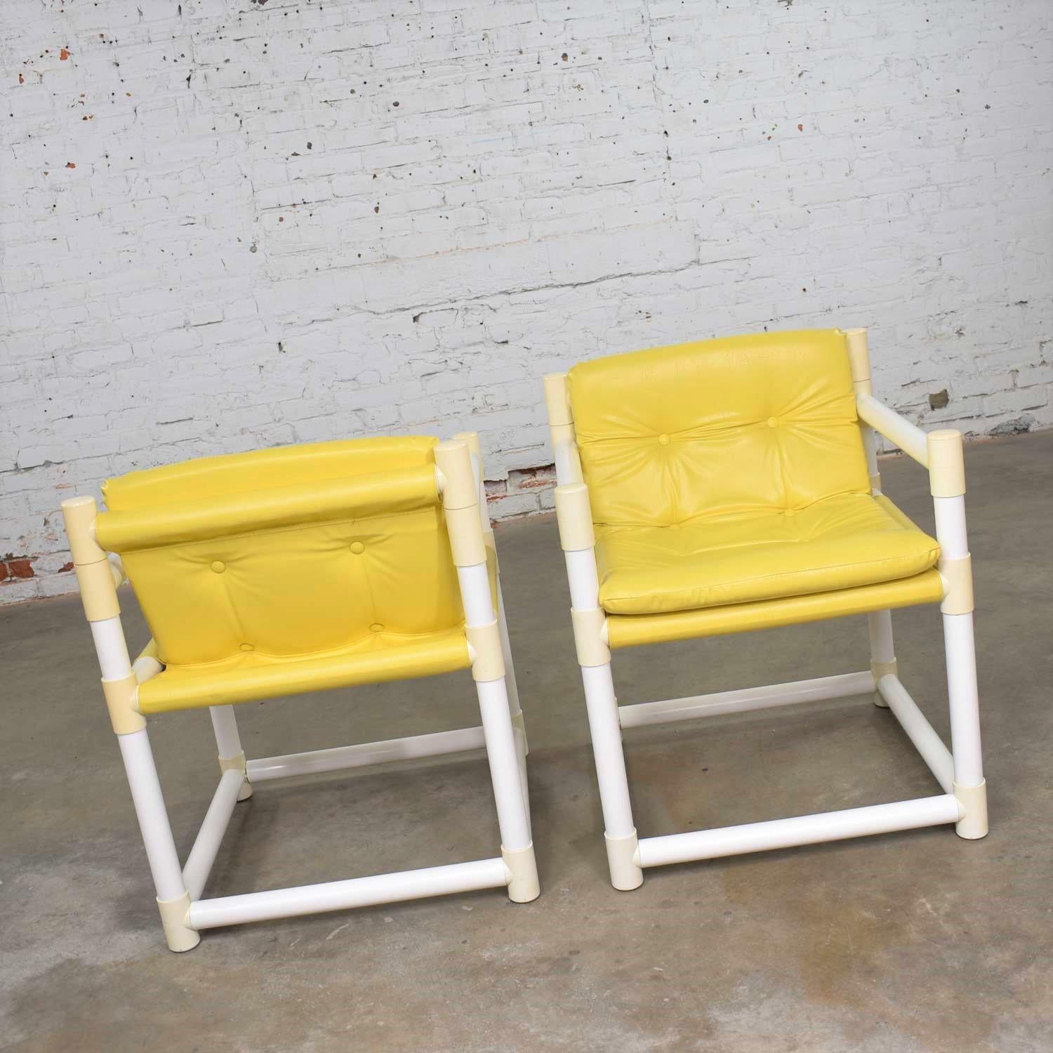 MCM Outdoor PVC Beistellstühle mit gelber Vinylpolsterung, Decorion Fun Furnish, Paar (amerikanisch) im Angebot