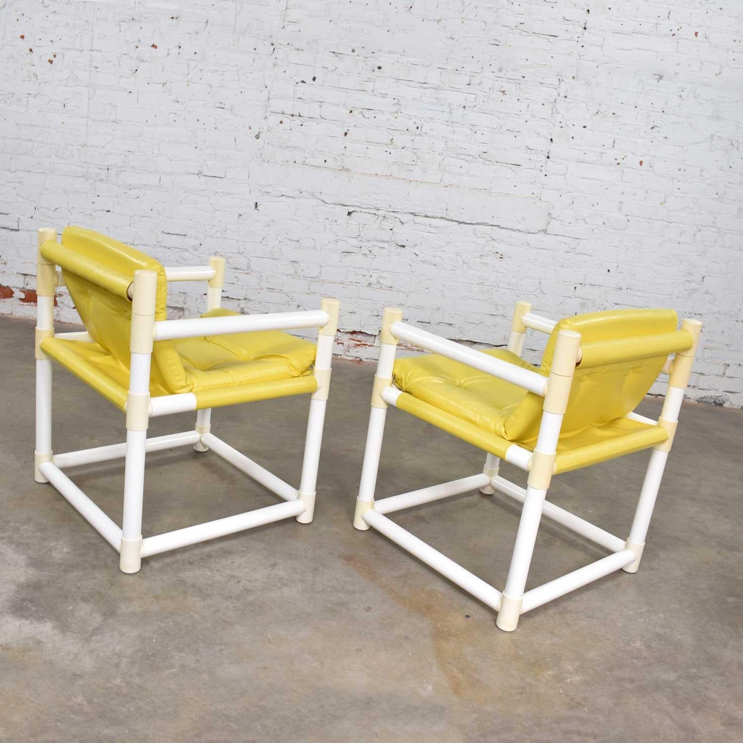 MCM Outdoor PVC Beistellstühle mit gelber Vinylpolsterung, Decorion Fun Furnish, Paar im Zustand „Gut“ im Angebot in Topeka, KS