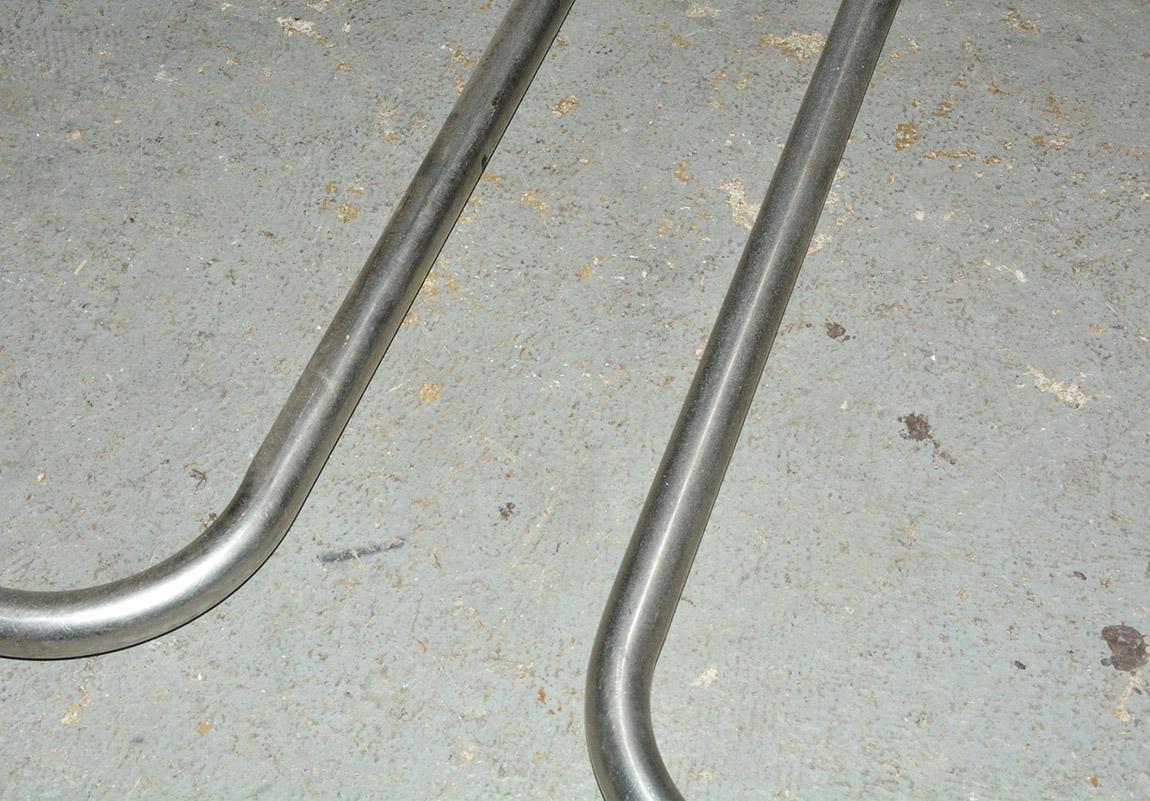 Paar MCM Sessel mit Korbgeflecht und Metallgestell im Angebot 4