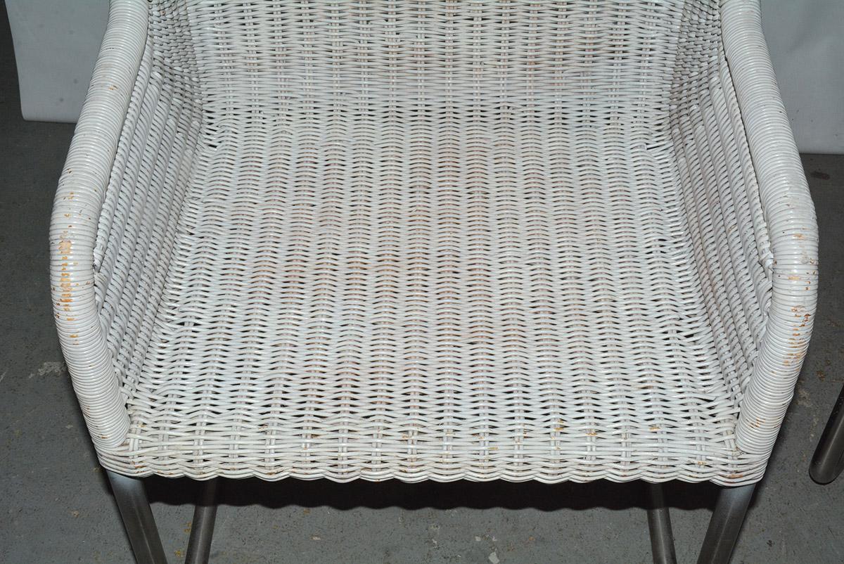 Paar MCM Sessel mit Korbgeflecht und Metallgestell (Korbweide) im Angebot