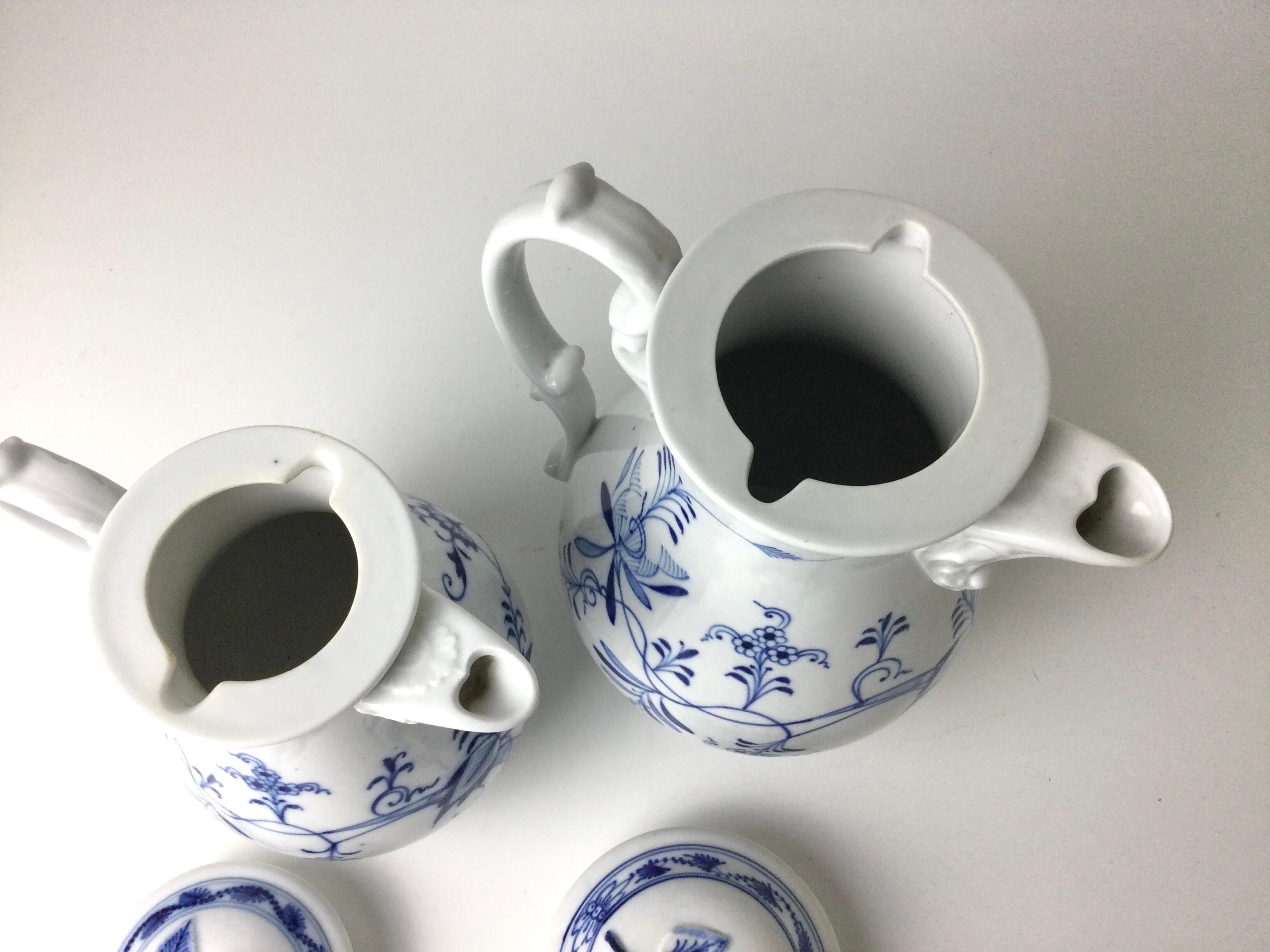Paar Meissener Blauzwiebel-Kaffeekannen (Porzellan) im Angebot