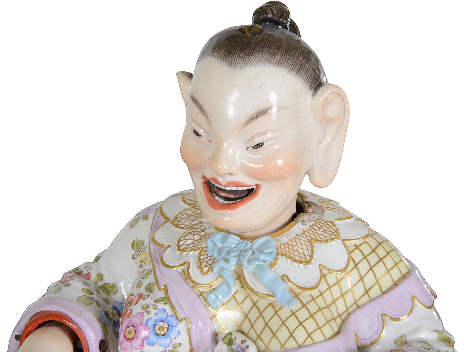 Coppia di figure di Pagoda annuenti in Meissen Porcelain della fine del XIX secolo. Ognuno di essi presenta una meravigliosa e audace decorazione dipinta a mano.
Firmato alla base con spade incrociate blu.

Lotto 83 57968. HEKZZ