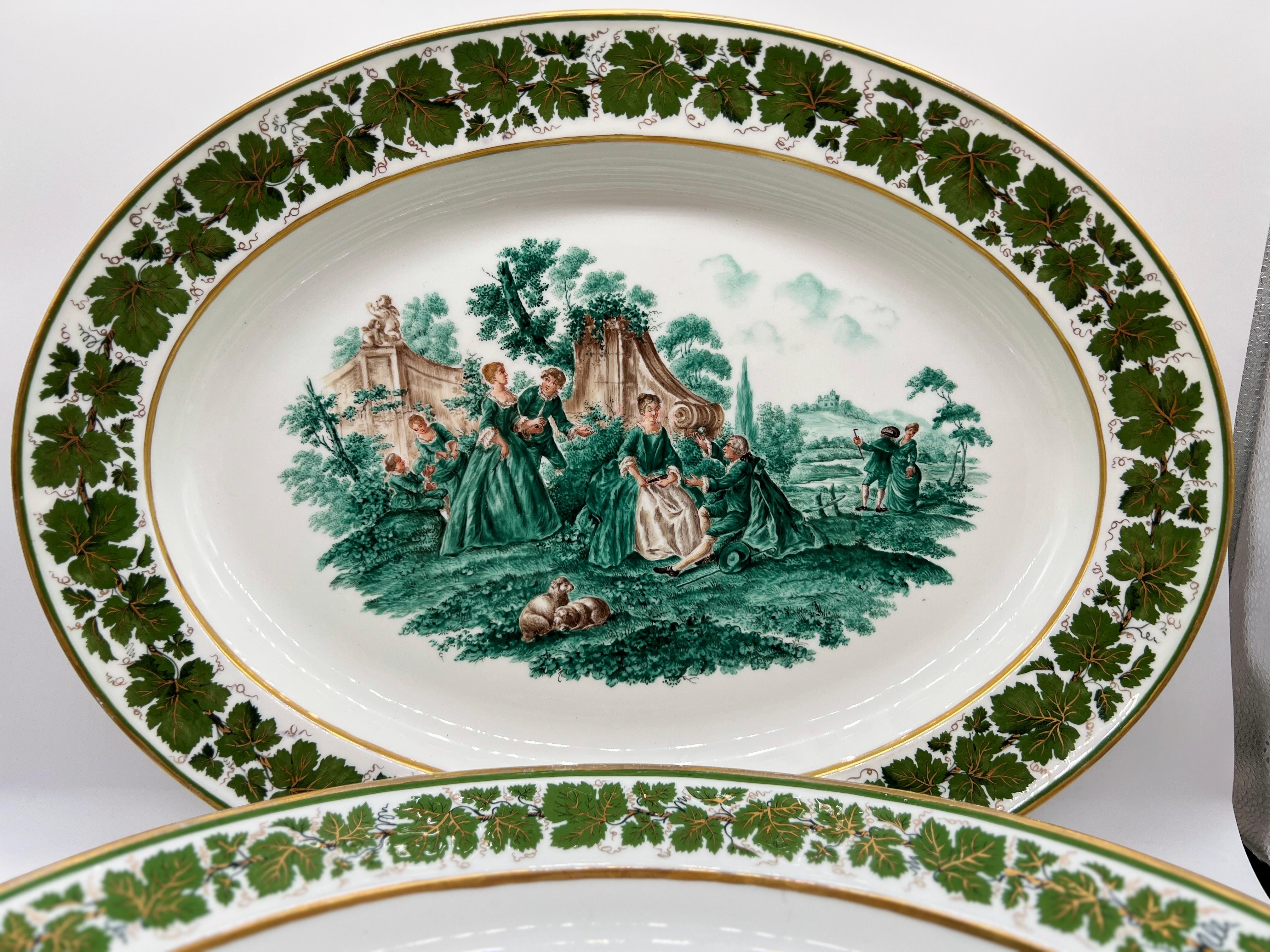 Meissen, hacia 1940.

Sumérgete en una elegancia atemporal con este exquisito par de fuentes de porcelana Meissen 