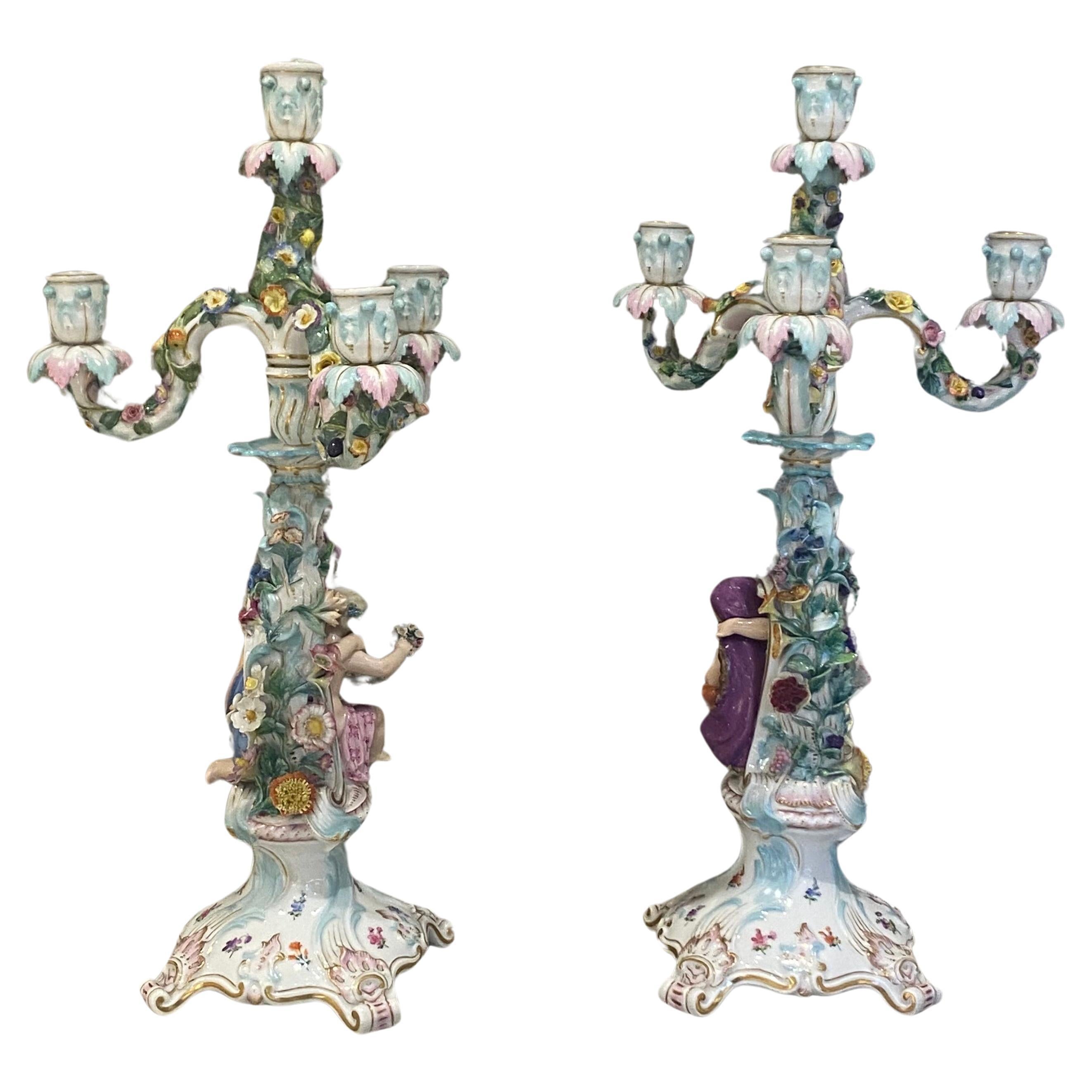 Porcelaine Paire de candélabres figuratifs en porcelaine de Meissen Circa 19e siècle  en vente