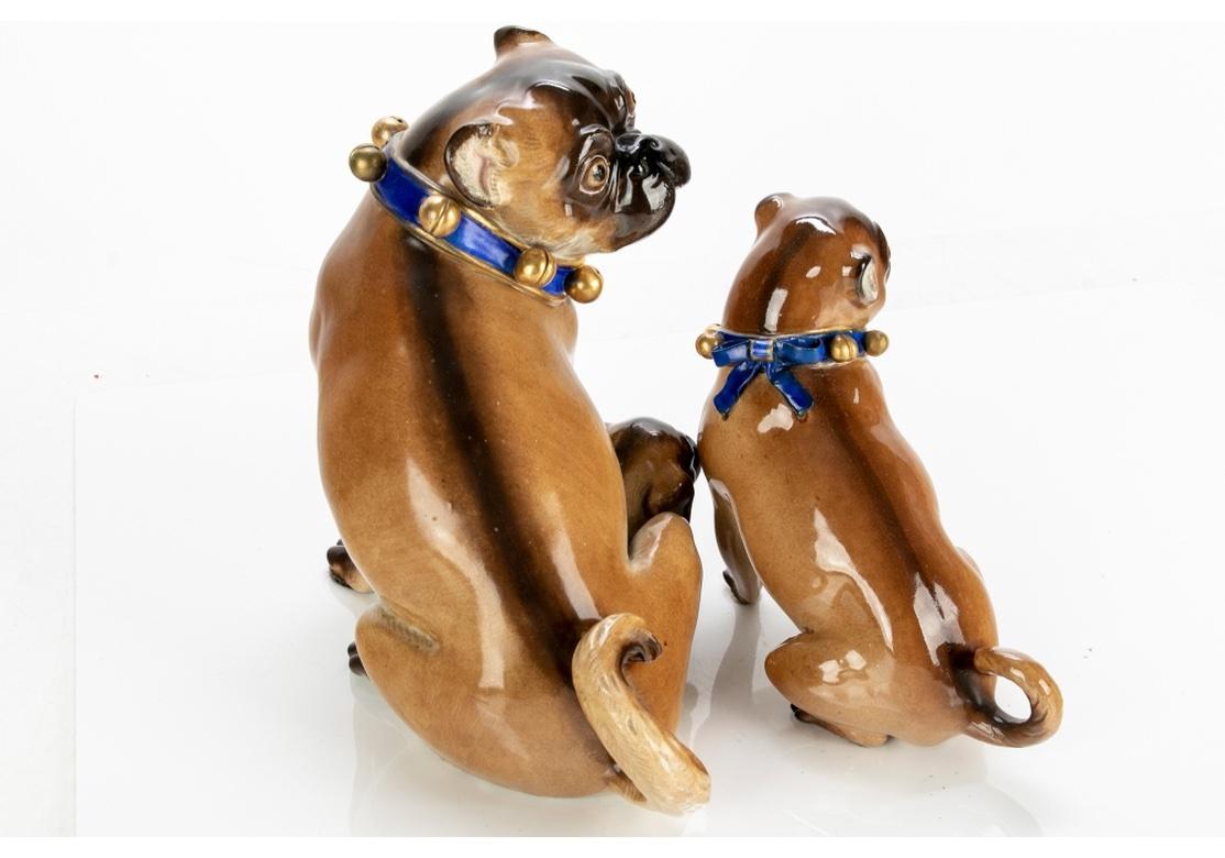Regency Paire de figurines de chien carlin en porcelaine de Meissen avec chiot d'après J.J. Kaendler en vente