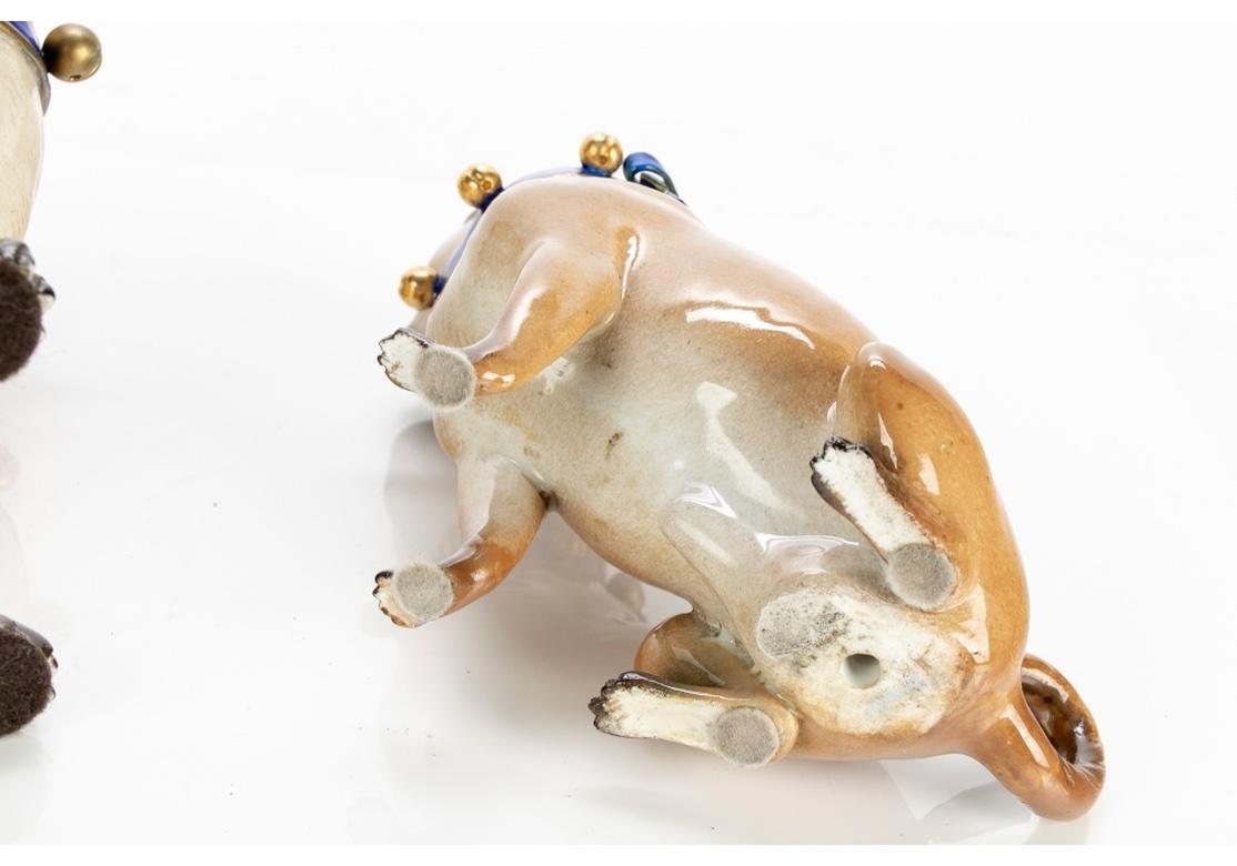 Paire de figurines de chien carlin en porcelaine de Meissen avec chiot d'après J.J. Kaendler Bon état - En vente à Bridgeport, CT
