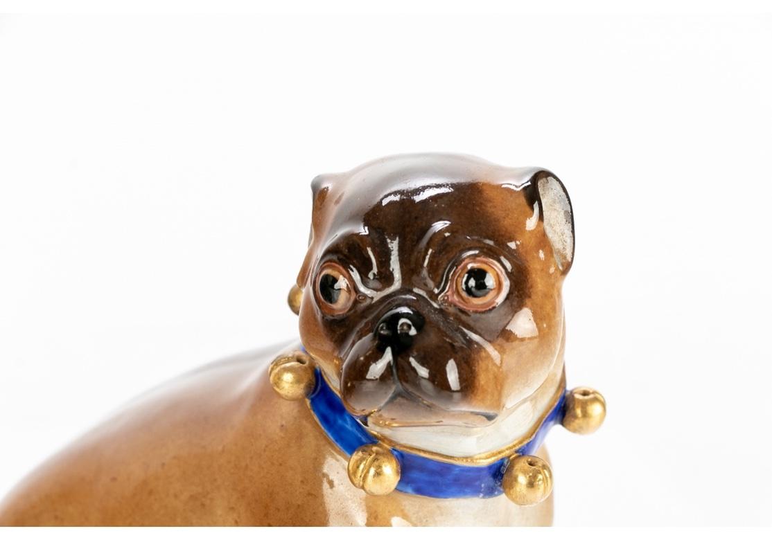 Porcelaine Paire de figurines de chien carlin en porcelaine de Meissen avec chiot d'après J.J. Kaendler en vente