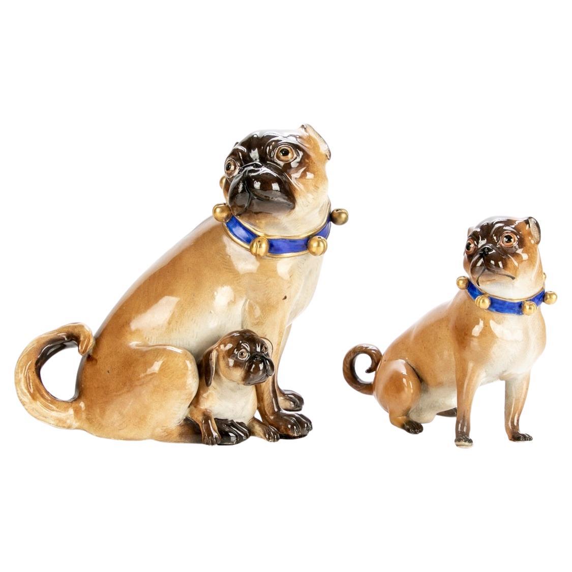 Paire de figurines de chien carlin en porcelaine de Meissen avec chiot d'après J.J. Kaendler