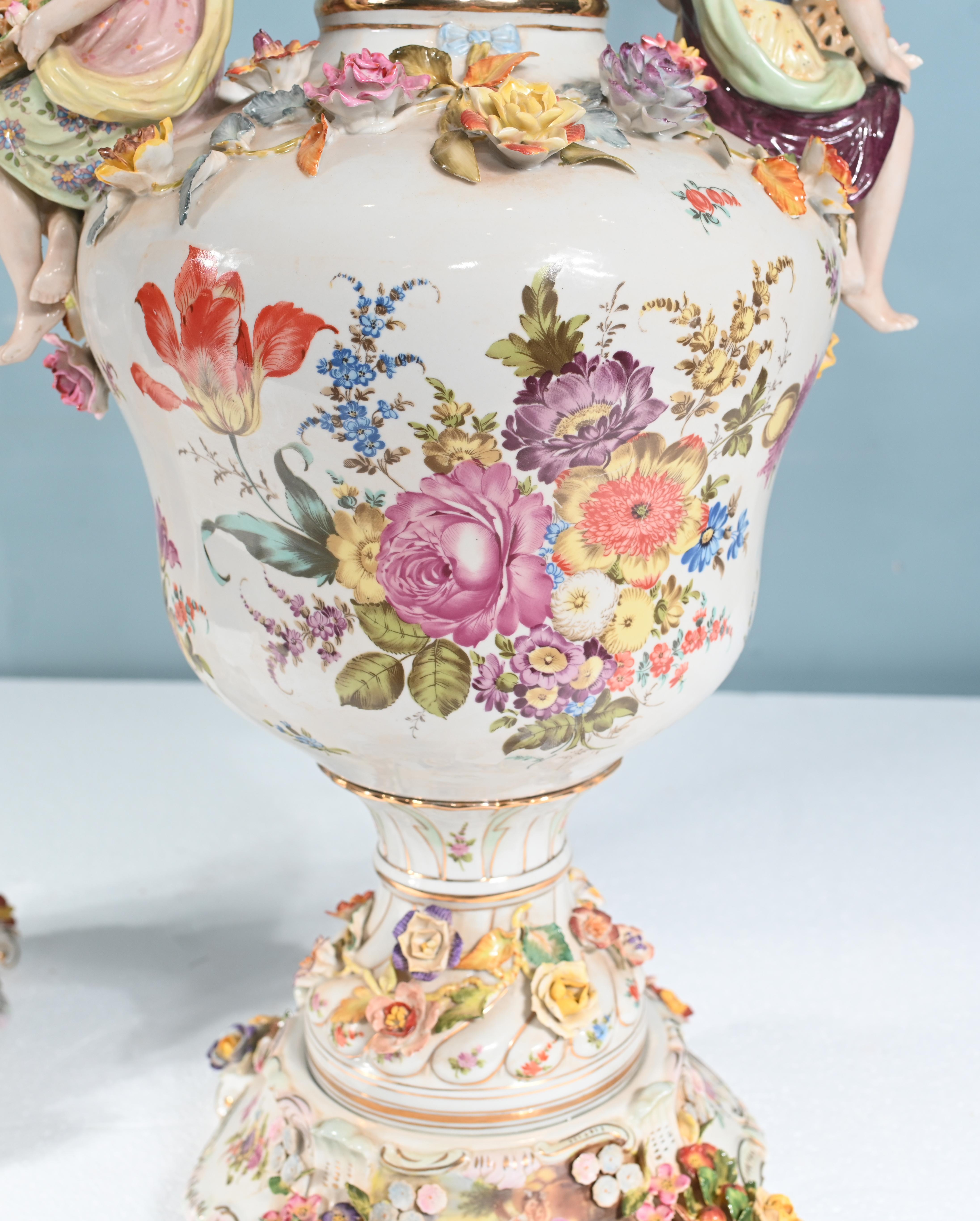 Coppia di vasi di Meissen Porcelain incrostati di fiori Urne tedesche in vendita 5