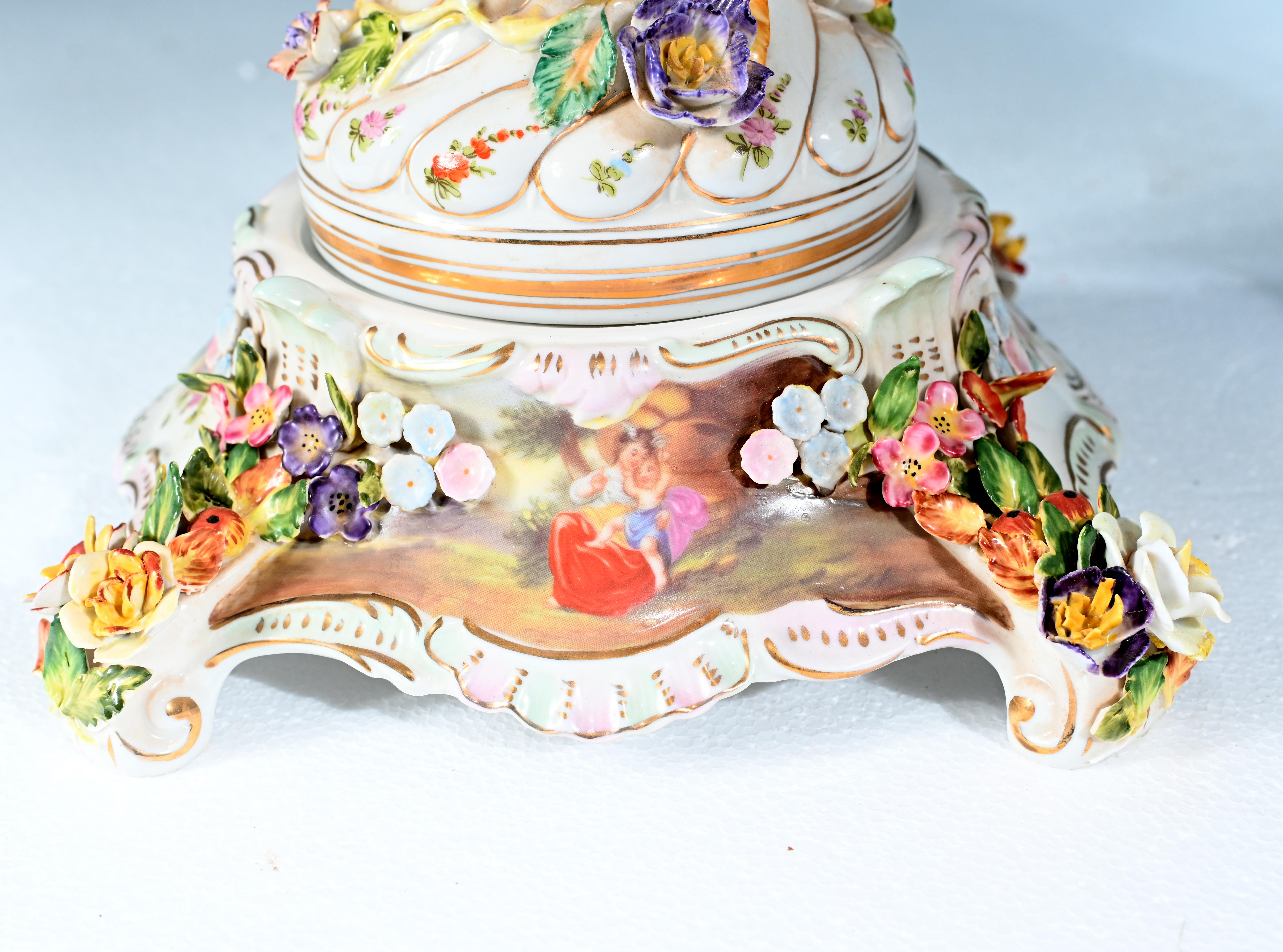 Coppia di vasi di Meissen Porcelain incrostati di fiori Urne tedesche in vendita 9