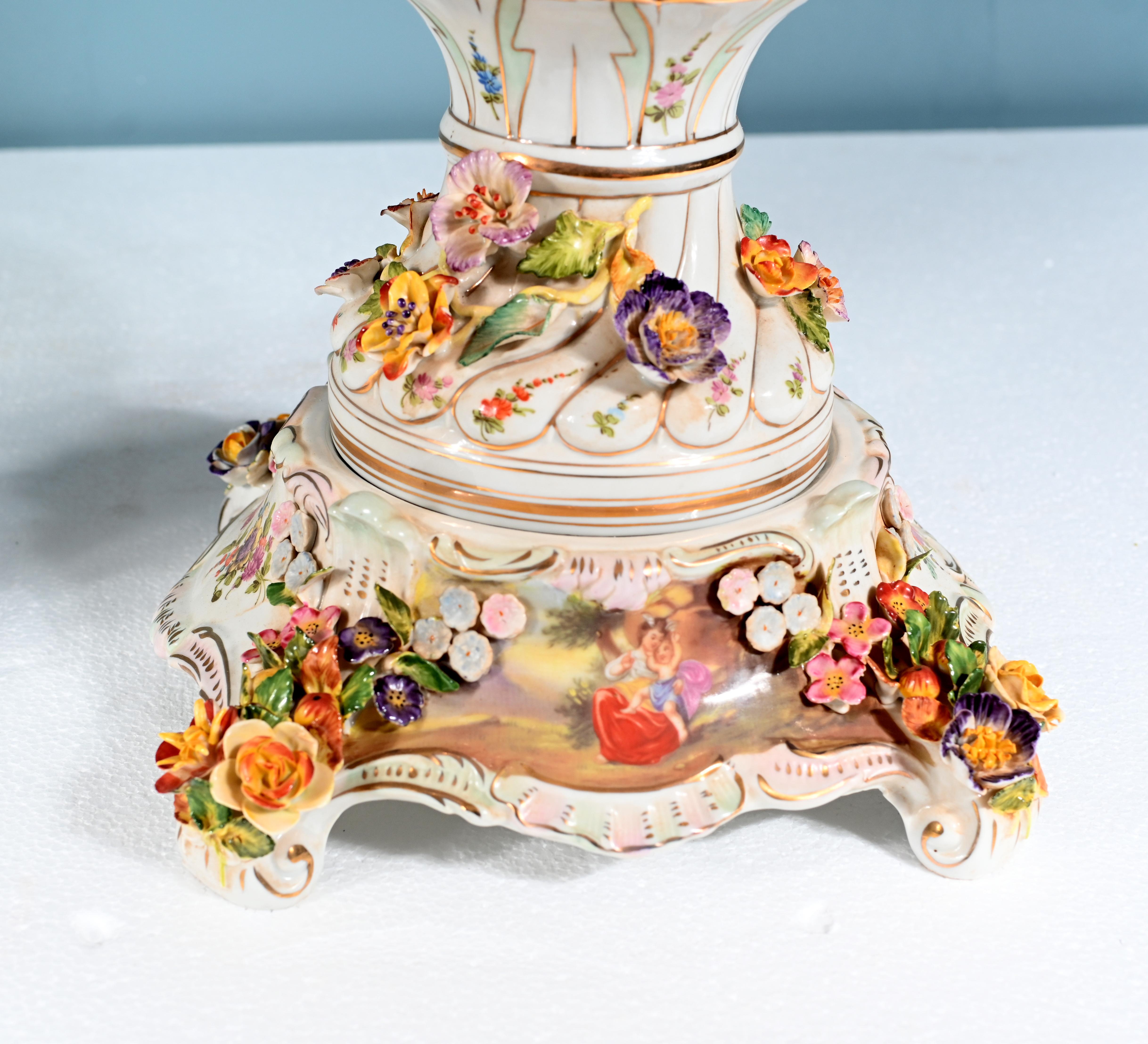 Coppia di vasi di Meissen Porcelain incrostati di fiori Urne tedesche in vendita 12
