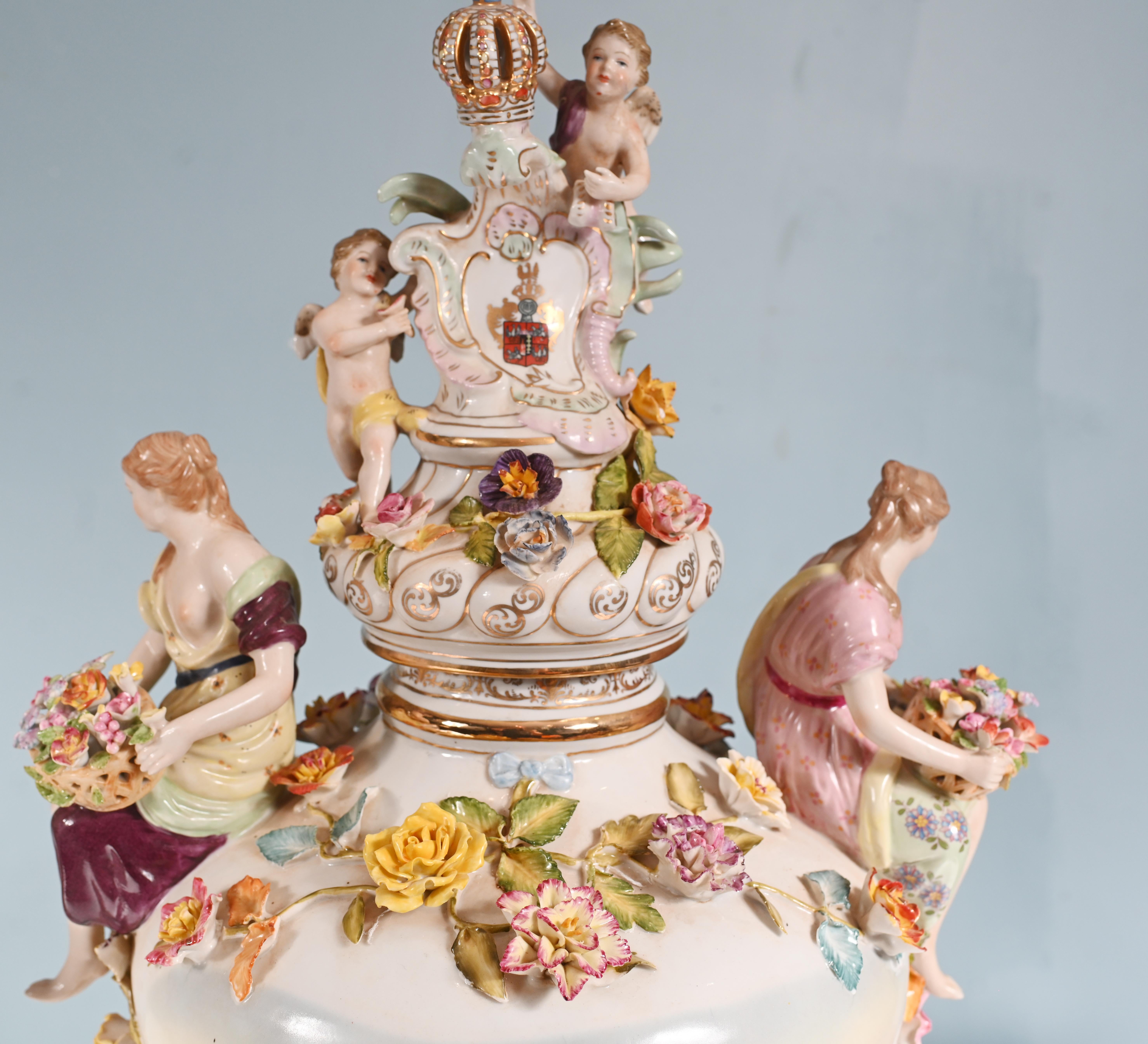 Coppia di vasi di Meissen Porcelain incrostati di fiori Urne tedesche in vendita 13