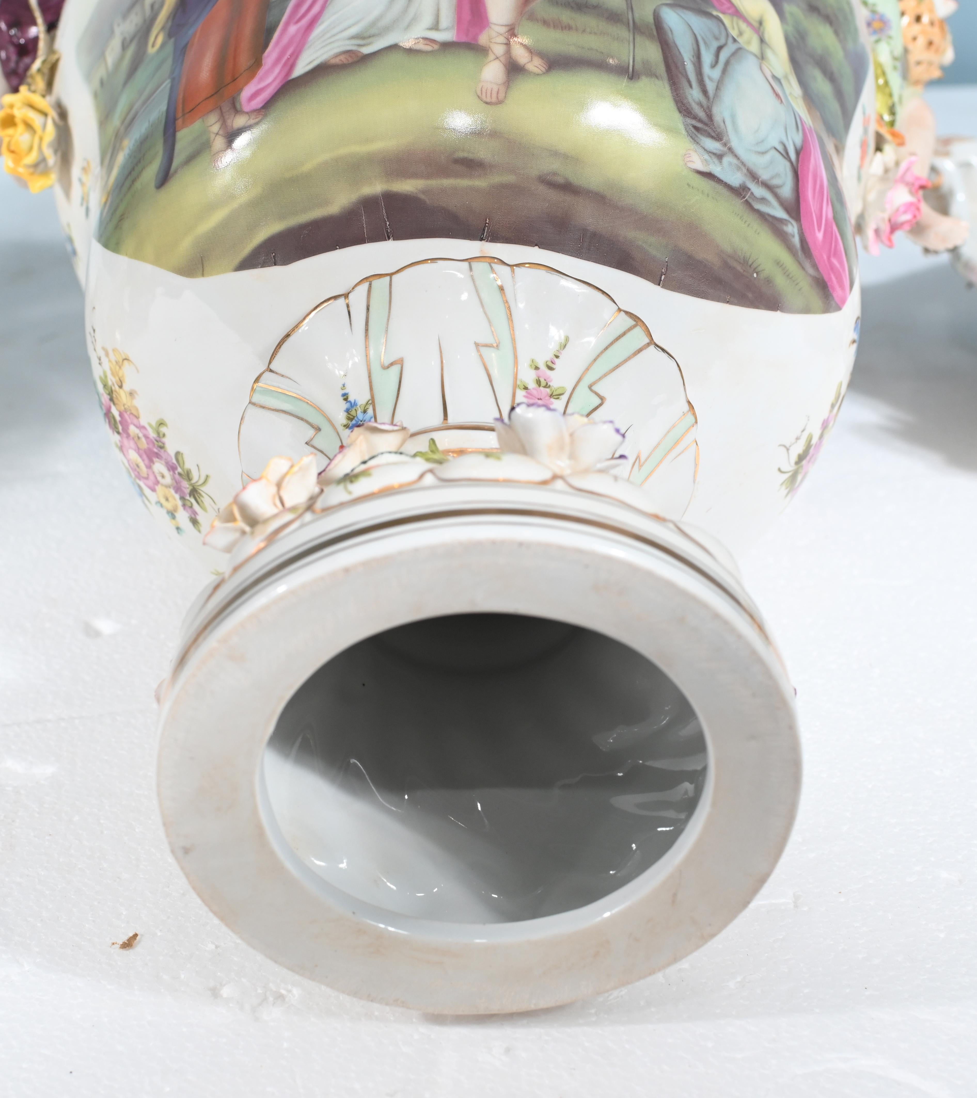 Coppia di vasi di Meissen Porcelain incrostati di fiori Urne tedesche in vendita 14