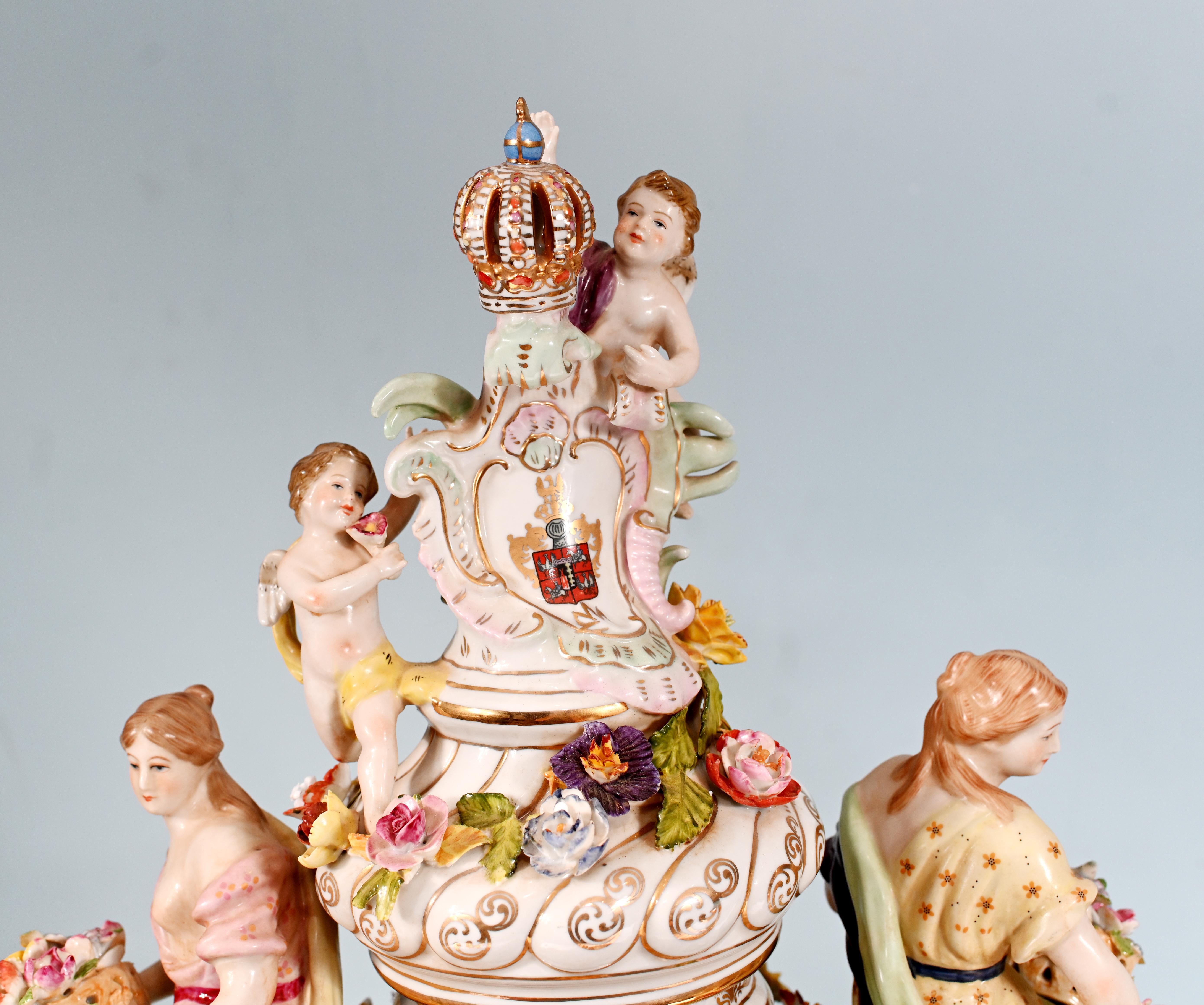 Stai visualizzando una coppia di urne tedesche in stile Meissen Porcelain di grande effetto.
Le urne sono impreziosite da motivi floreali dipinti a mano insieme alle fanciulle e ai cherubini sulla parte superiore.
Le palpebre si staccano e sono