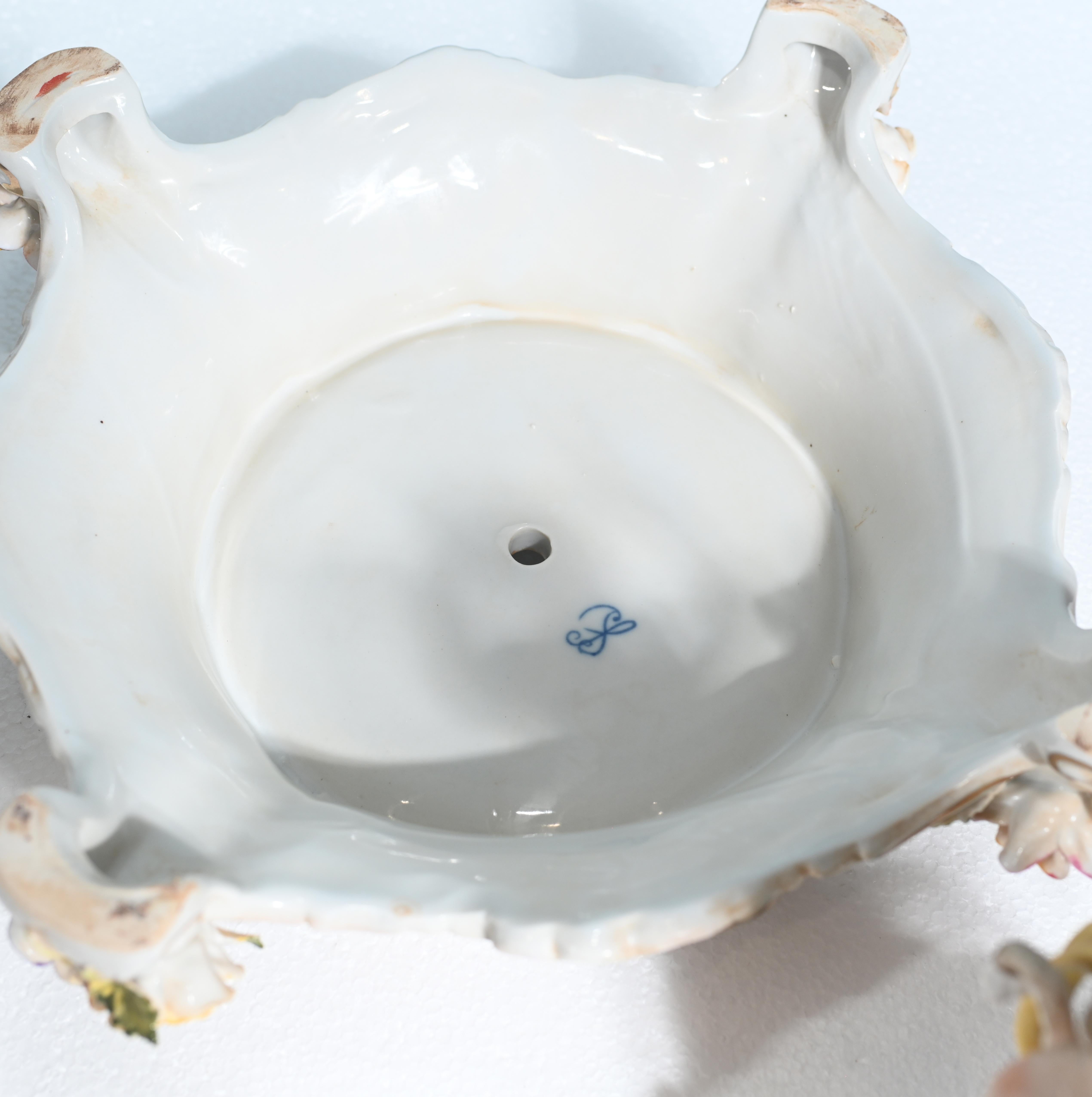 Coppia di vasi di Meissen Porcelain incrostati di fiori Urne tedesche in vendita 15