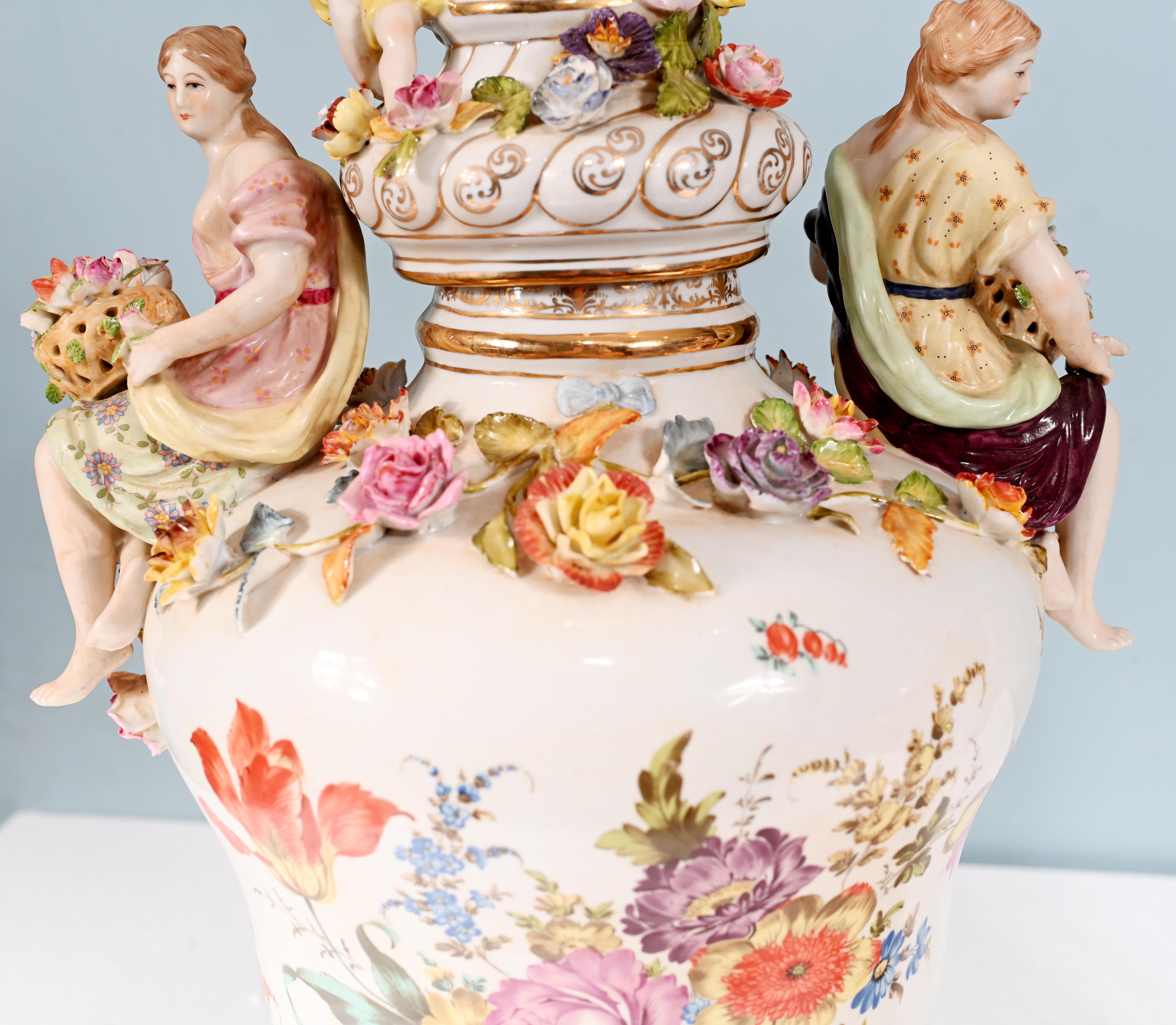 Coppia di vasi di Meissen Porcelain incrostati di fiori Urne tedesche In condizioni buone in vendita a Potters Bar, GB