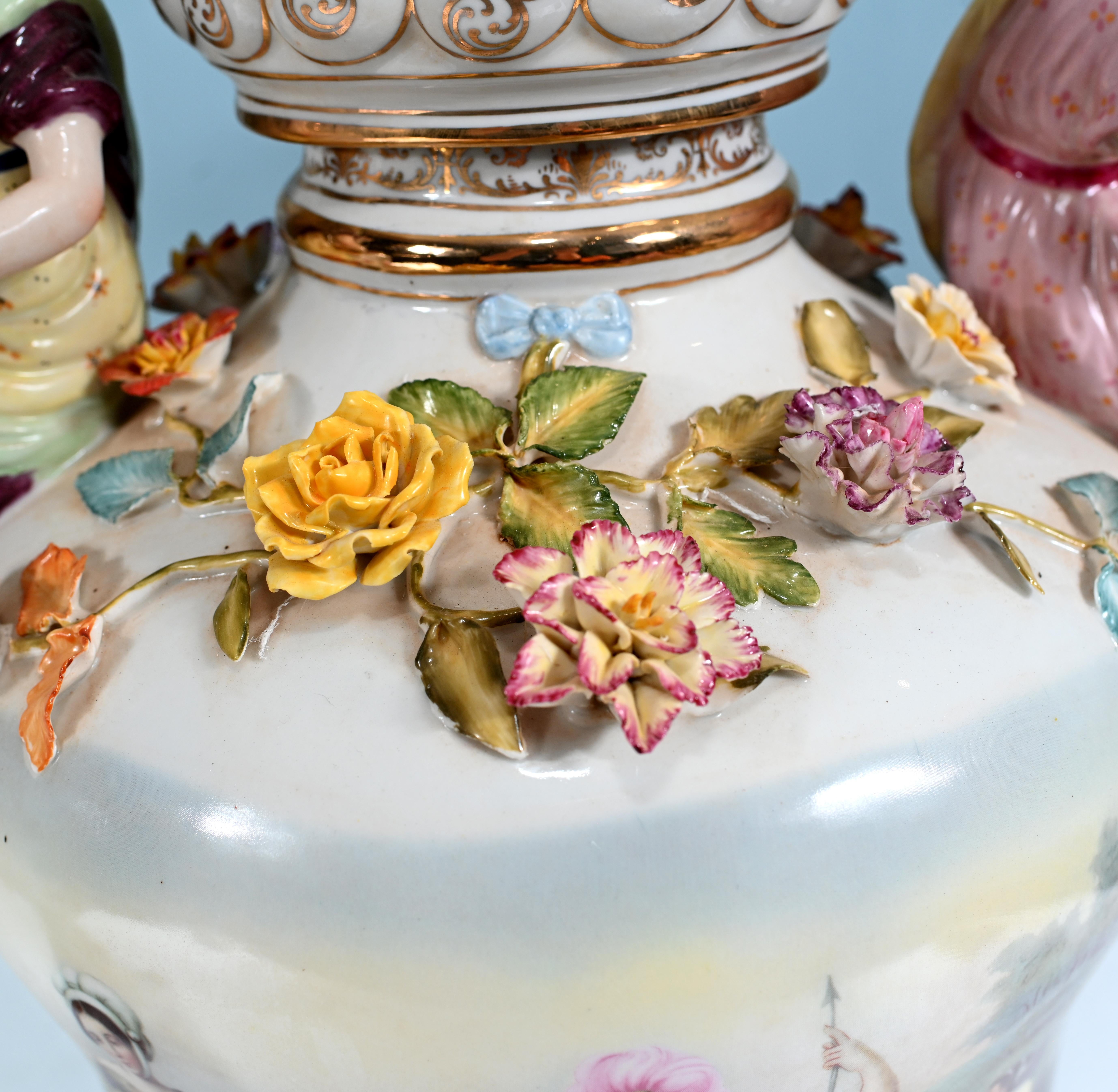 Fine XX secolo Coppia di vasi di Meissen Porcelain incrostati di fiori Urne tedesche in vendita