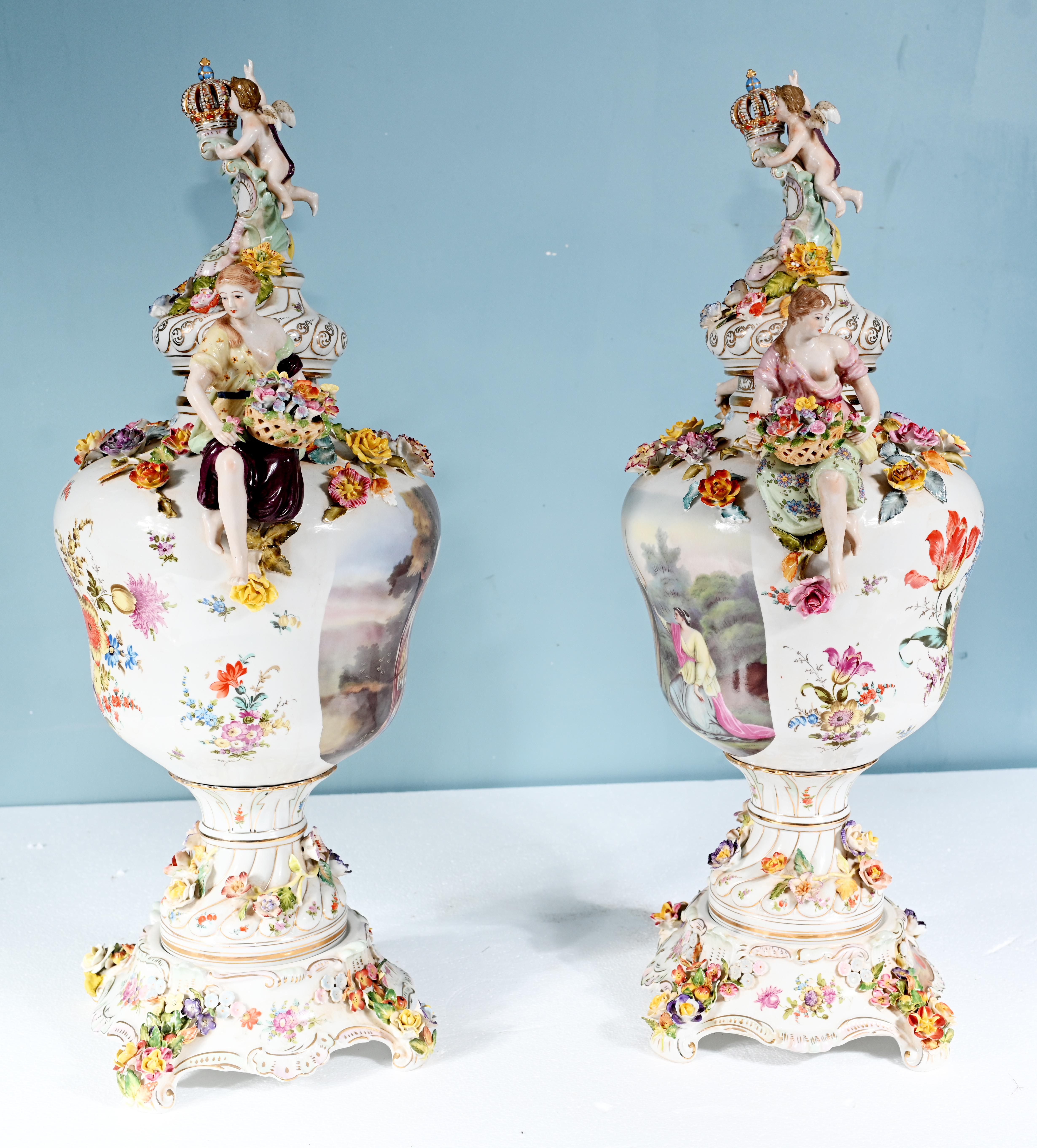 Porcellana Coppia di vasi di Meissen Porcelain incrostati di fiori Urne tedesche in vendita