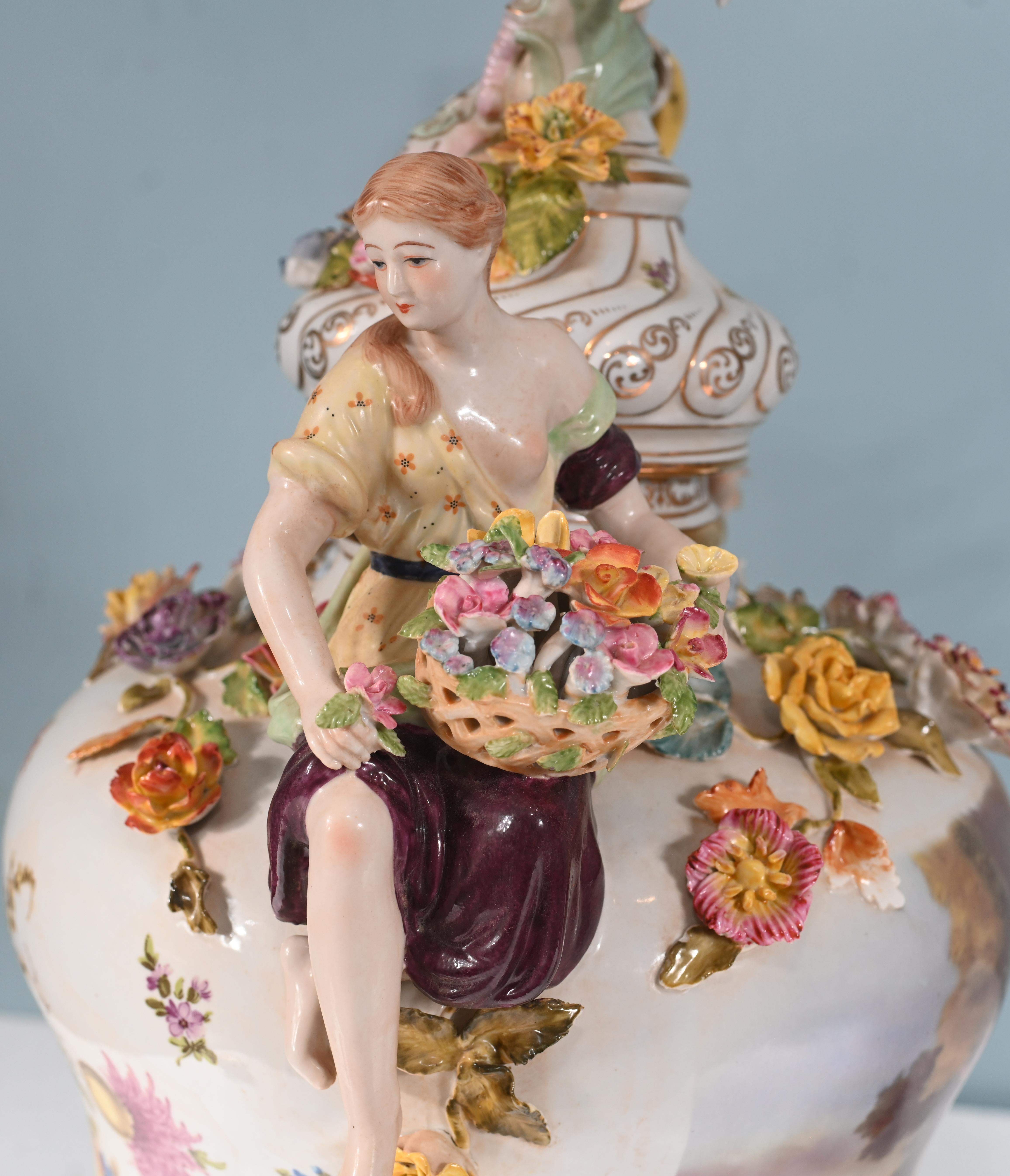 Coppia di vasi di Meissen Porcelain incrostati di fiori Urne tedesche in vendita 1