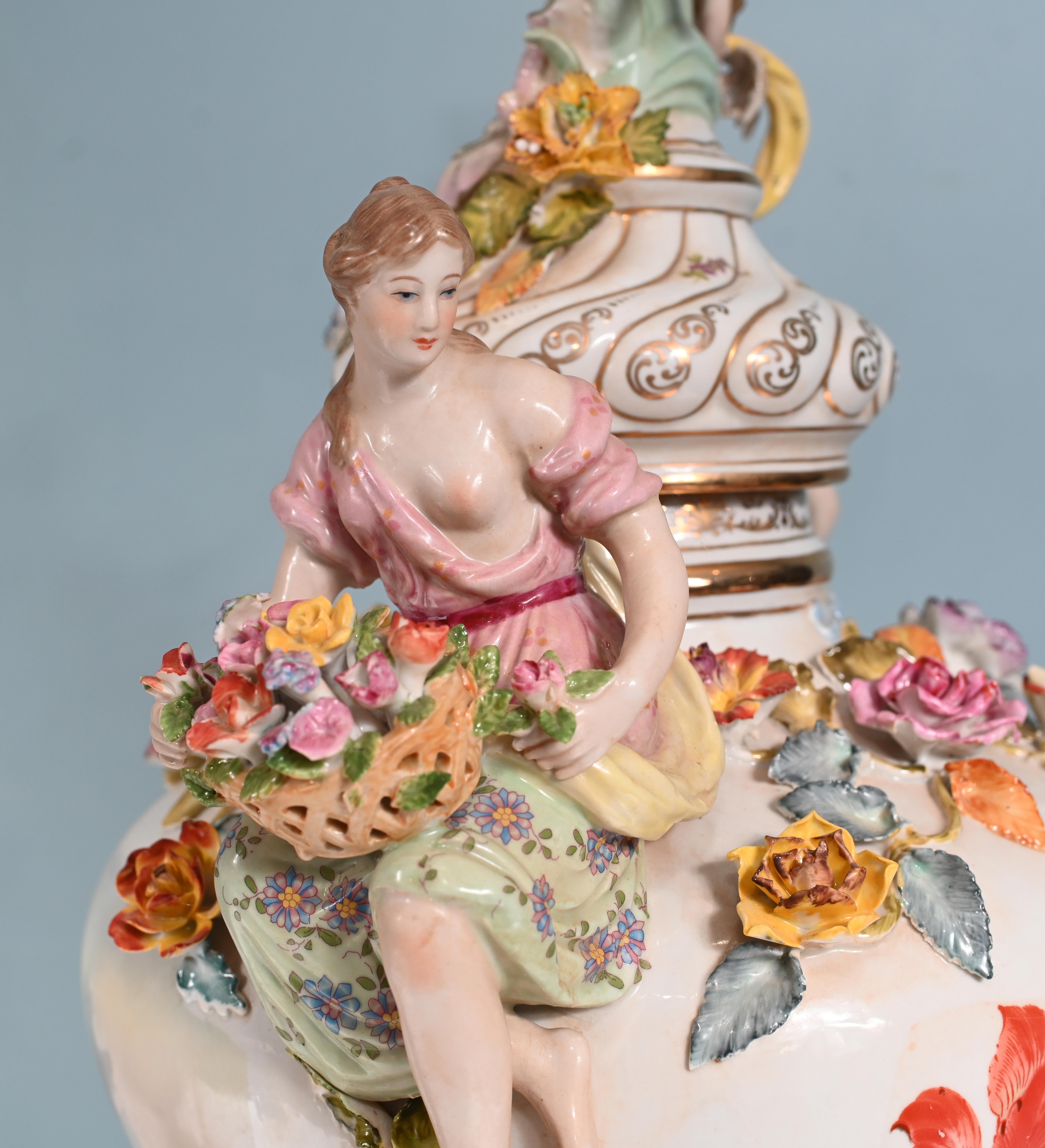 Coppia di vasi di Meissen Porcelain incrostati di fiori Urne tedesche in vendita 2