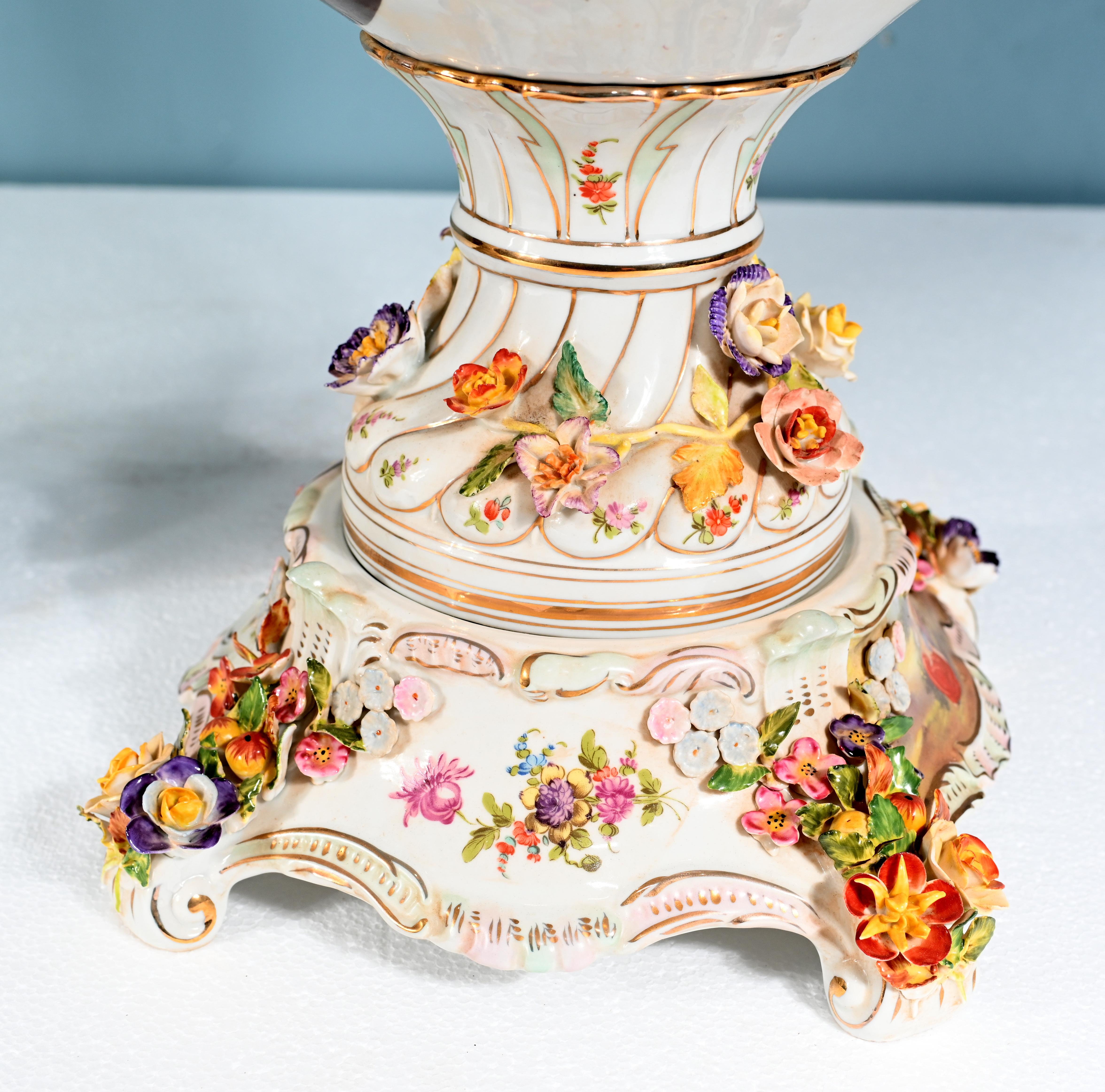 Coppia di vasi di Meissen Porcelain incrostati di fiori Urne tedesche in vendita 3