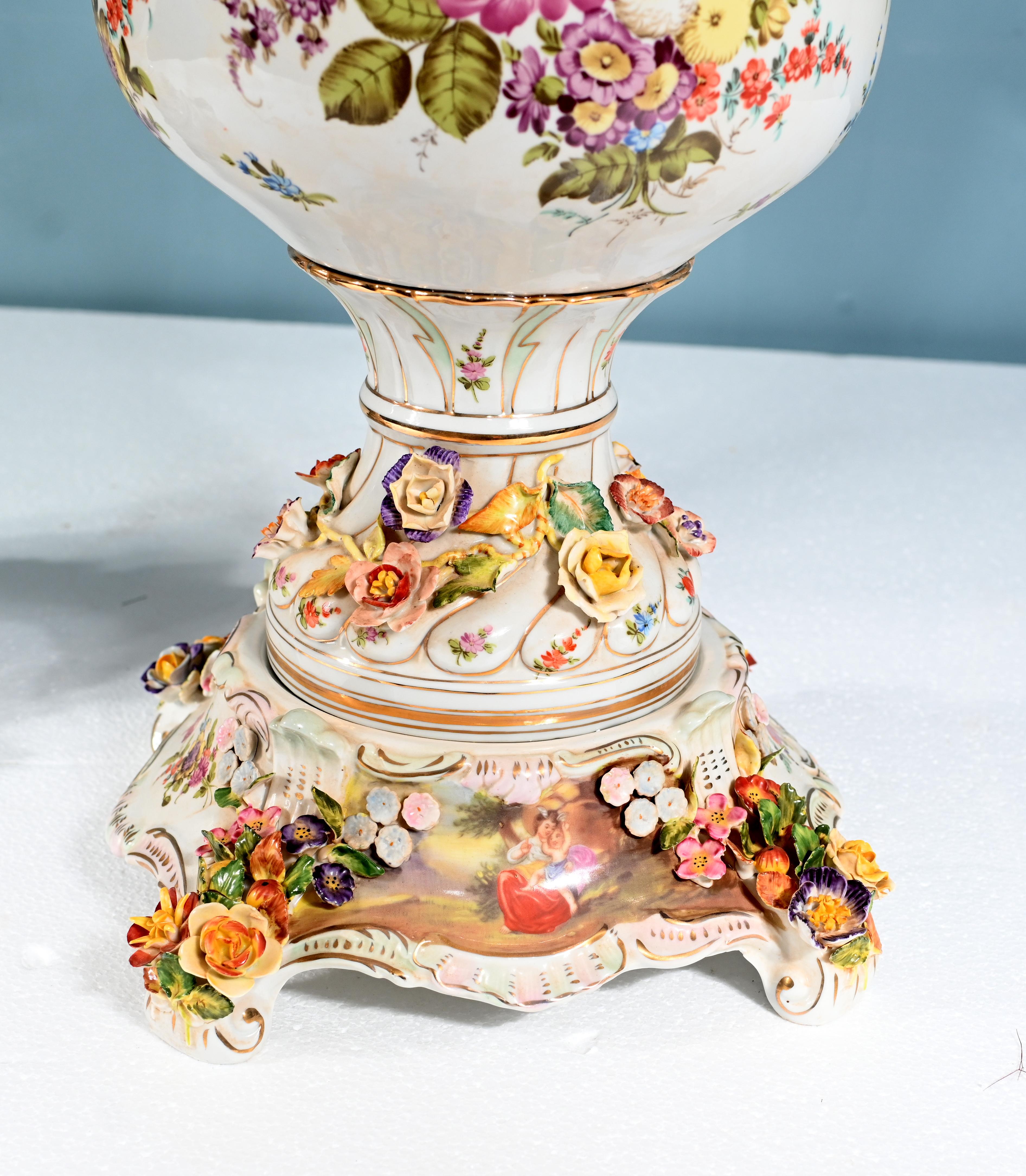 Coppia di vasi di Meissen Porcelain incrostati di fiori Urne tedesche in vendita 4