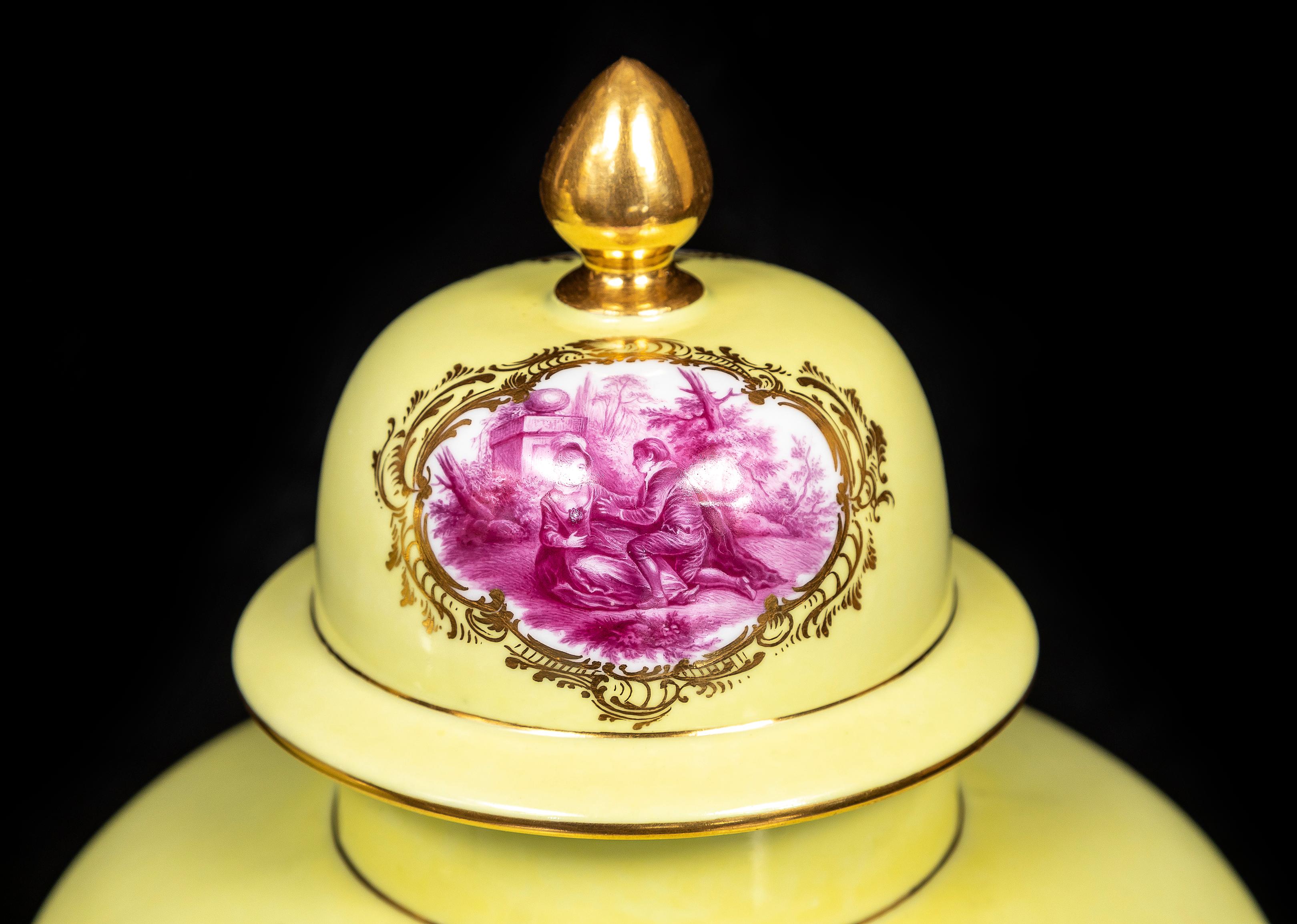 Coppia di vasi di Meissen Porcelain a fondo giallo con copertura in porcellana e scena dipinta a Watteau in vendita 3