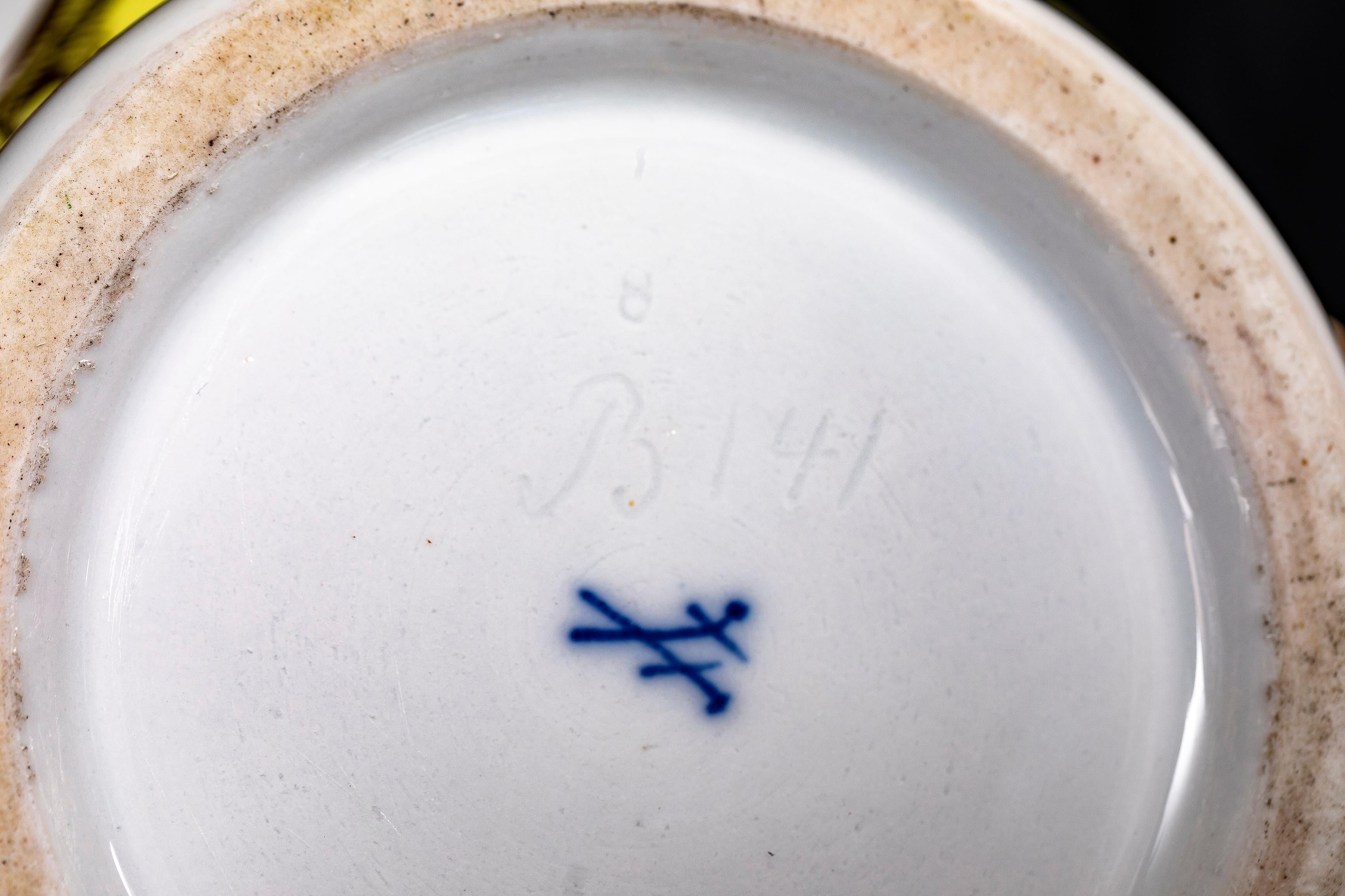 Coppia di vasi di Meissen Porcelain a fondo giallo con copertura in porcellana e scena dipinta a Watteau in vendita 7