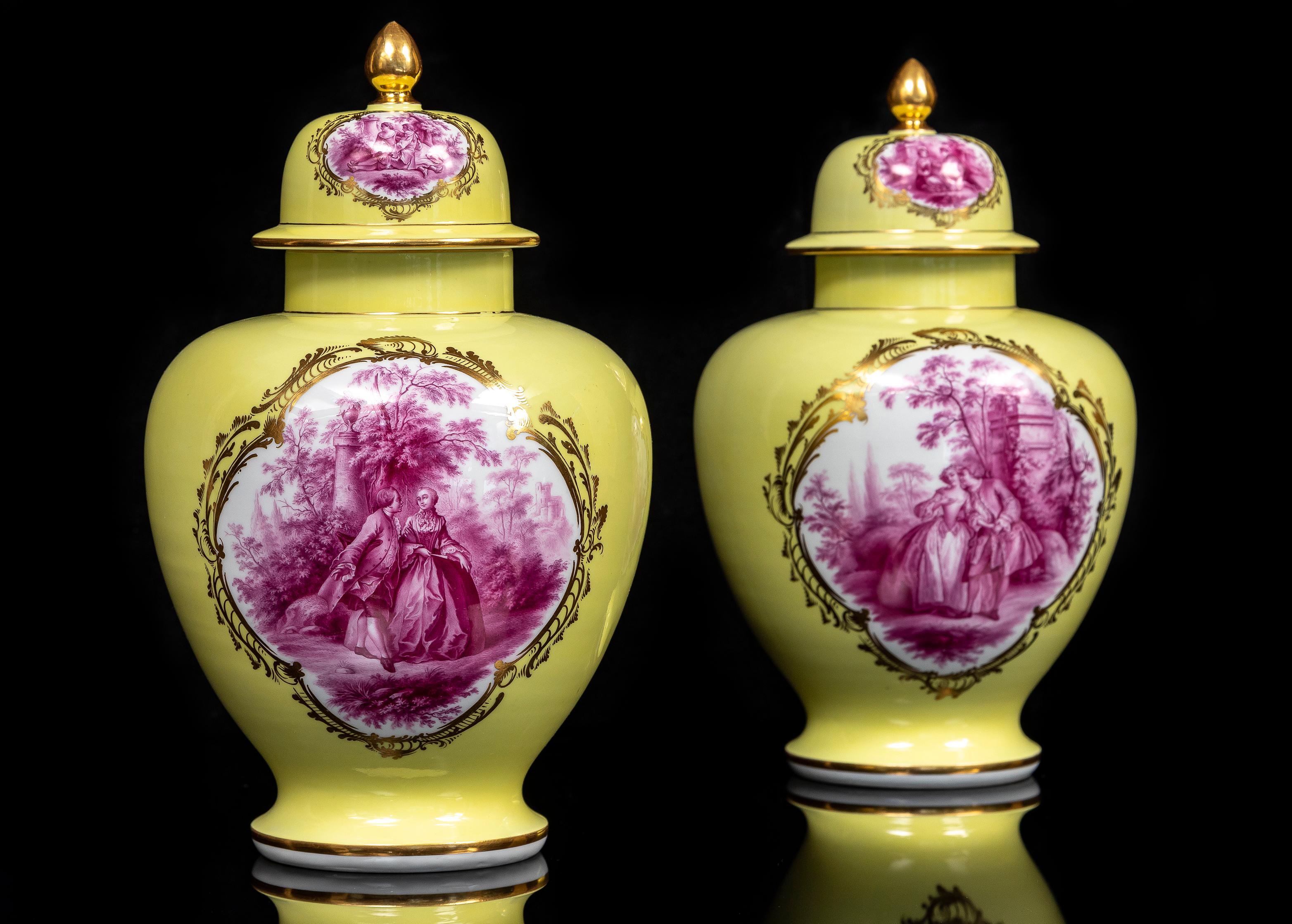 Rara coppia di vasi coperti in porcellana Meissen Porcelain del XIX secolo a fondo giallo e decorati con scene Watteau, con cartigli anteriori e posteriori.   Ogni vaso presenta una graziosa forma a balaustro, ornata da un fondo giallo vibrante e da