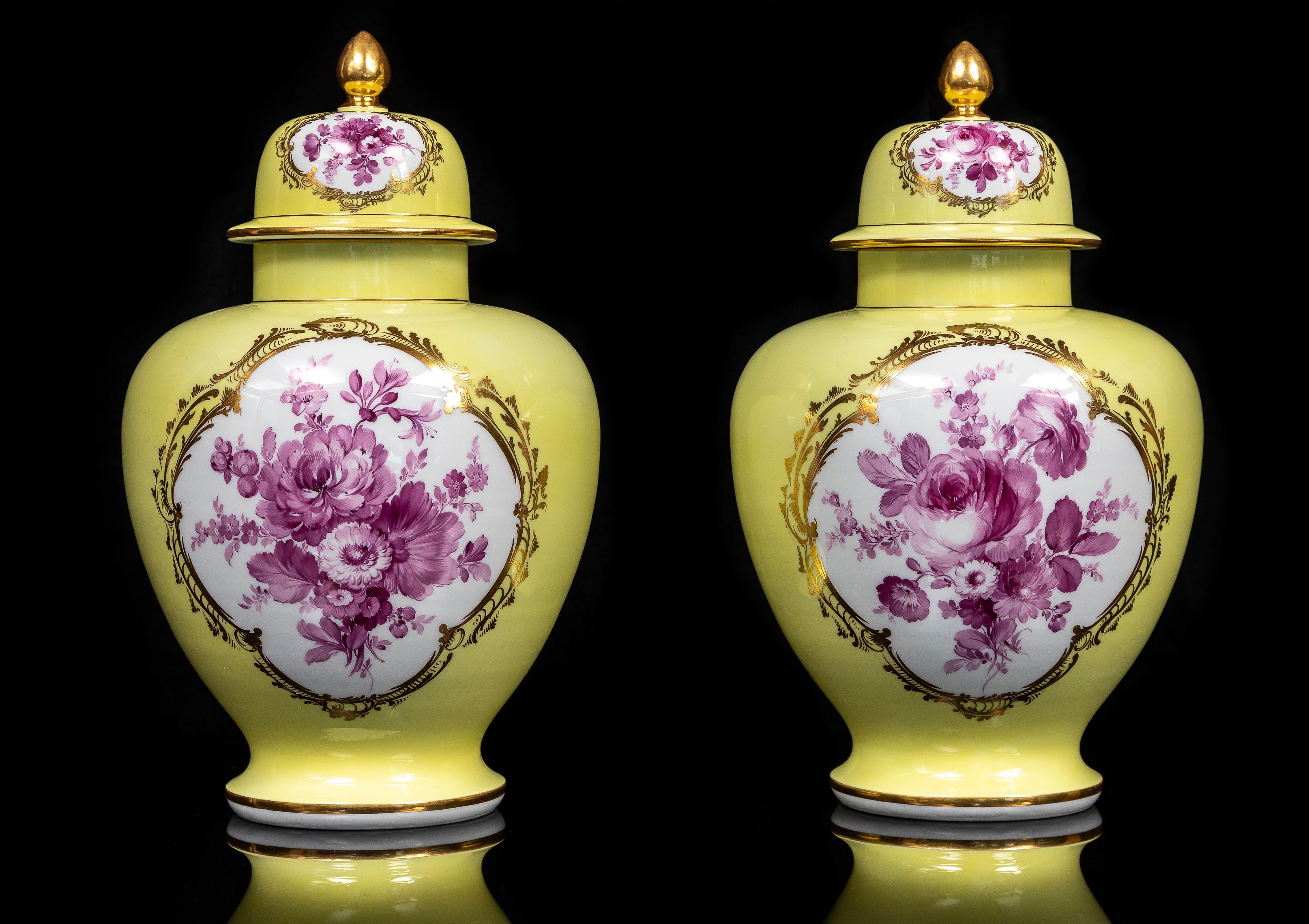 Neorococò Coppia di vasi di Meissen Porcelain a fondo giallo con copertura in porcellana e scena dipinta a Watteau in vendita