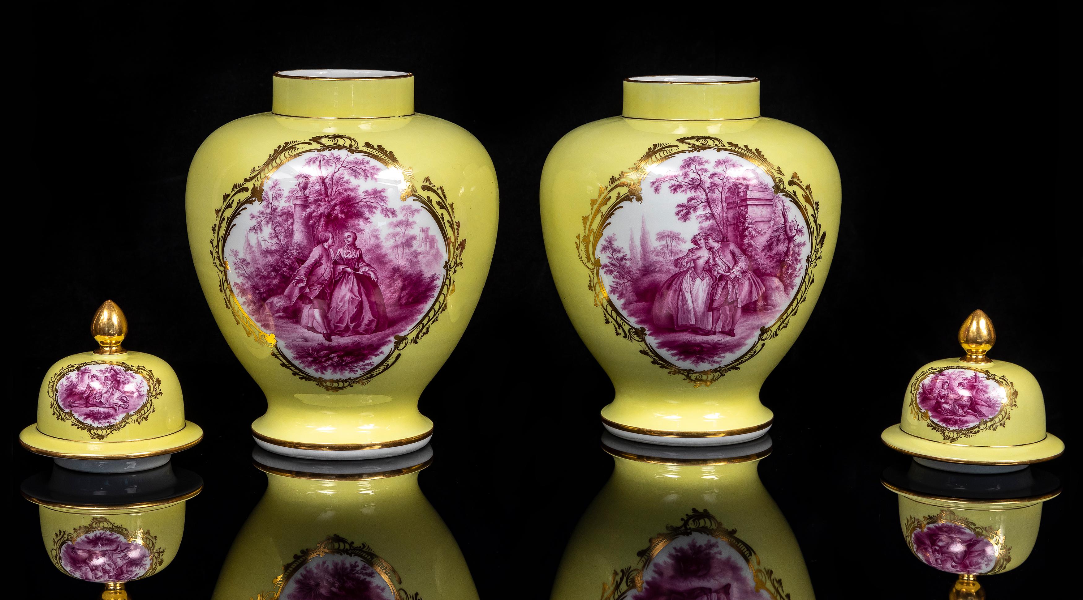 Tedesco Coppia di vasi di Meissen Porcelain a fondo giallo con copertura in porcellana e scena dipinta a Watteau in vendita
