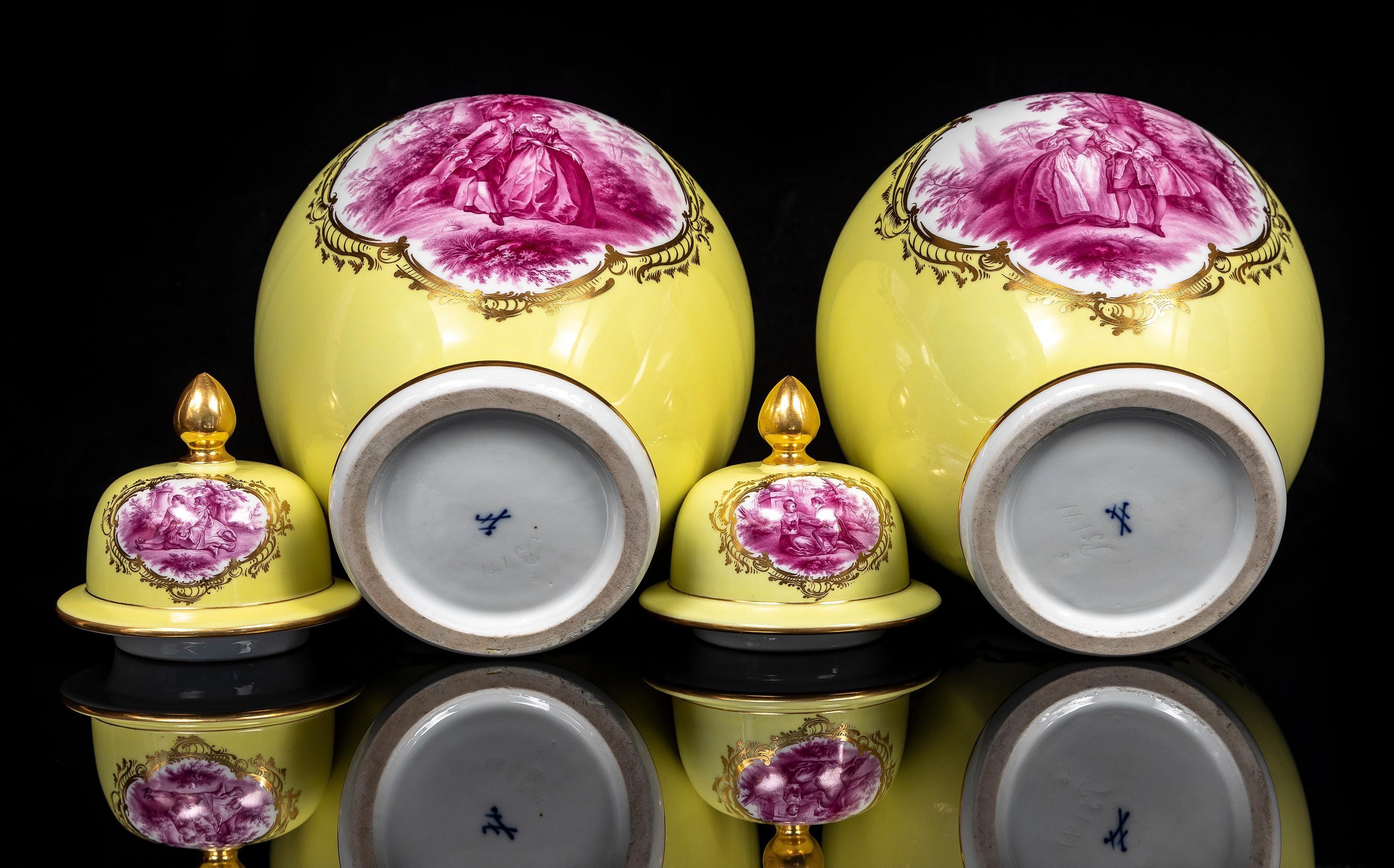 Dipinto a mano Coppia di vasi di Meissen Porcelain a fondo giallo con copertura in porcellana e scena dipinta a Watteau in vendita