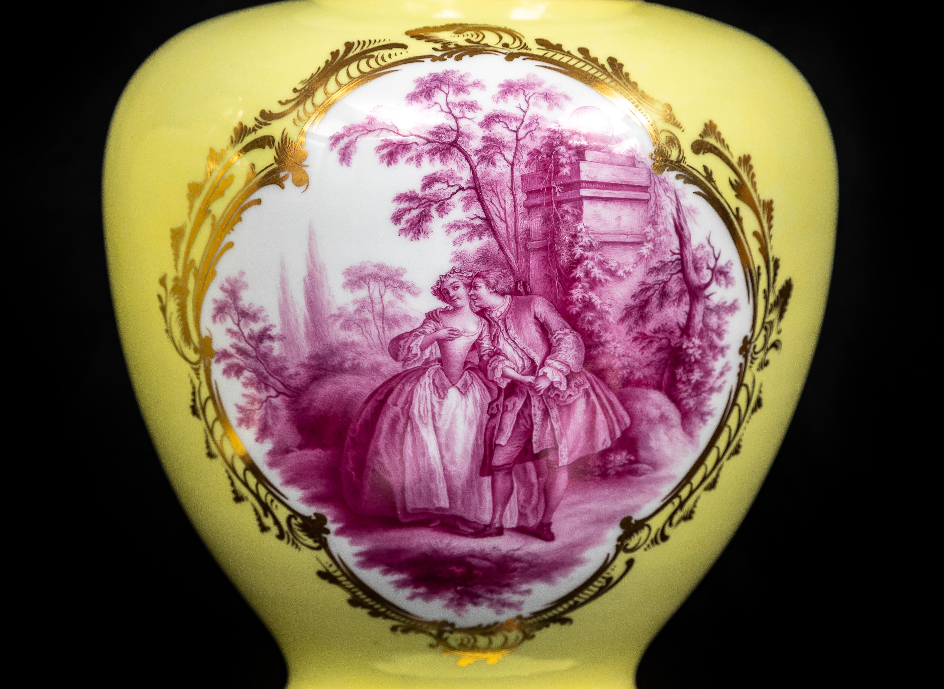 Coppia di vasi di Meissen Porcelain a fondo giallo con copertura in porcellana e scena dipinta a Watteau In condizioni buone in vendita a New York, NY
