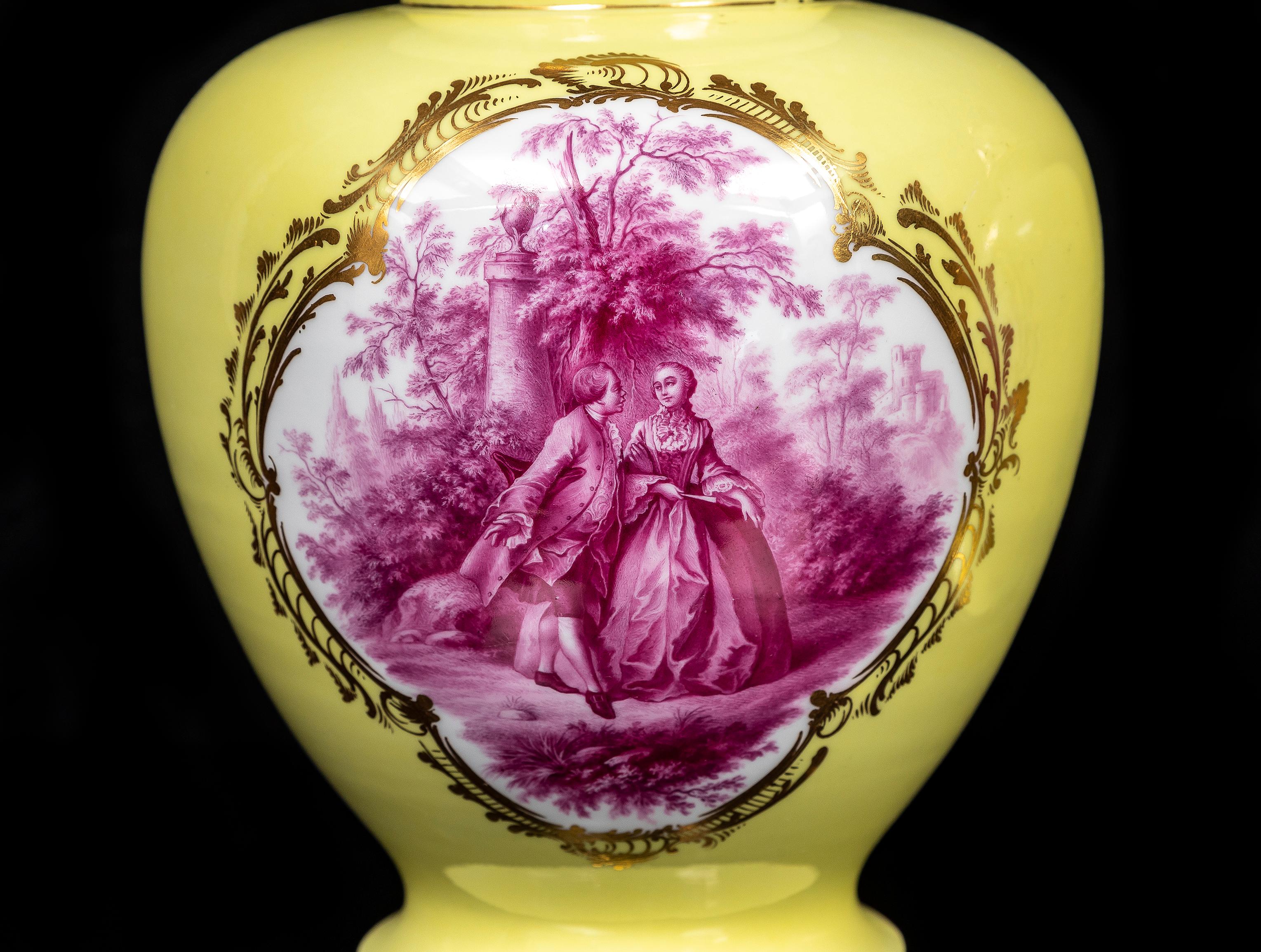 Fine XIX secolo Coppia di vasi di Meissen Porcelain a fondo giallo con copertura in porcellana e scena dipinta a Watteau in vendita