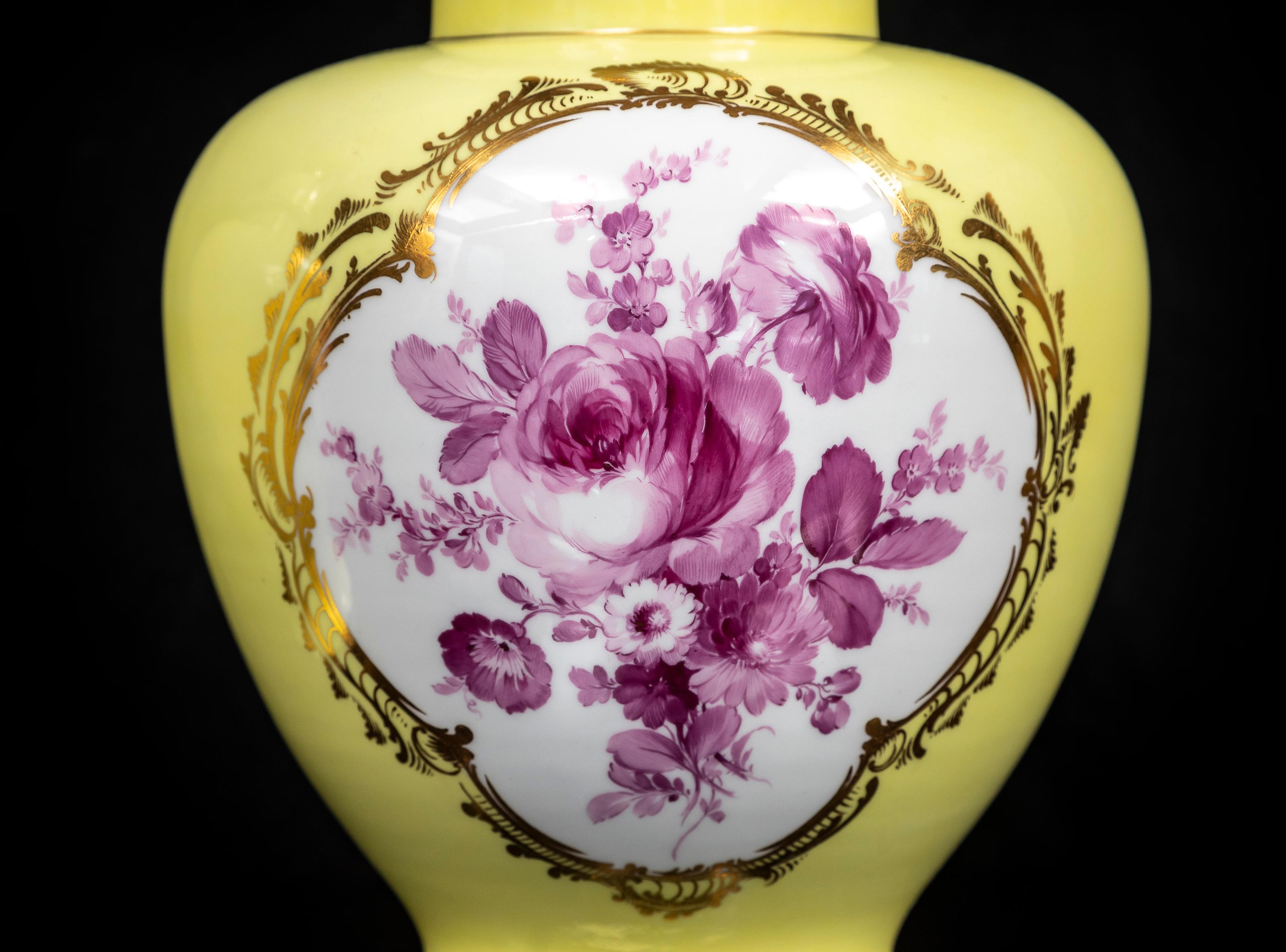 Coppia di vasi di Meissen Porcelain a fondo giallo con copertura in porcellana e scena dipinta a Watteau in vendita 1